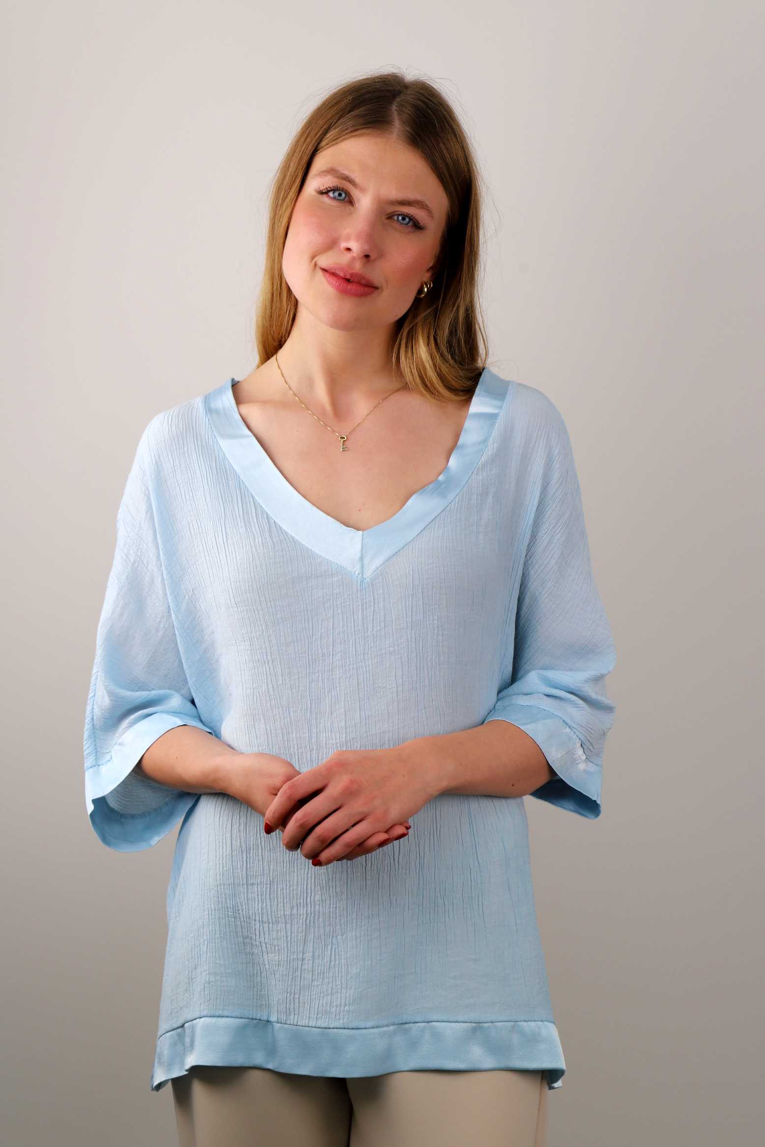 Bluse mit V-Neck- Hellblau