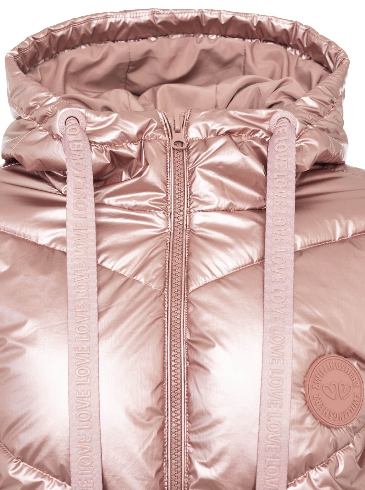 Detailansicht des Kragens der Zwillingsherz Steppjacke in Metallic-Rosa mit Kapuze – weiches Material und hochwertige Verarbeitung