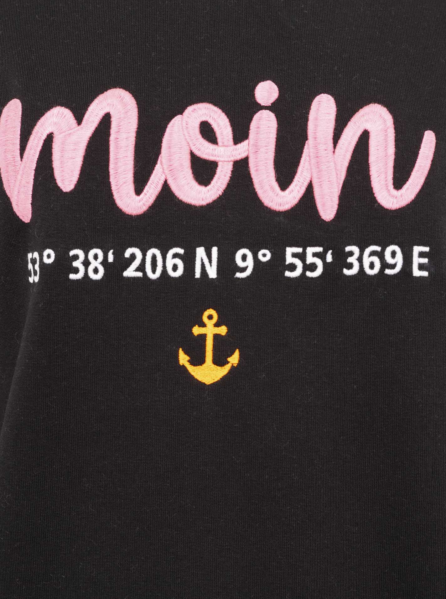 Detailansicht Stickerei „Moin Anker“ auf schwarzem Zwillingsherz Sweatshirt