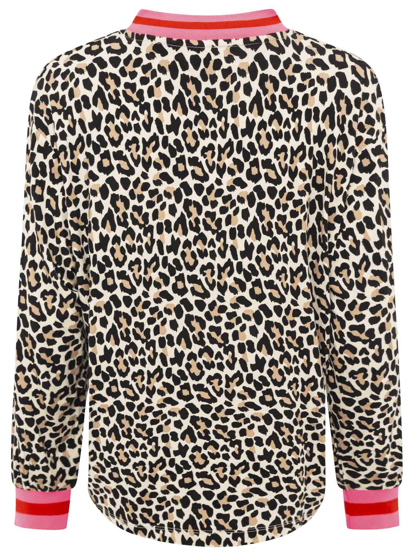 Rückansicht des Zwillingsherz Blusenshirts mit V-Ausschnitt – Leo-Print Beige-Pink, lockere Passform, angenehm leichter Stoff