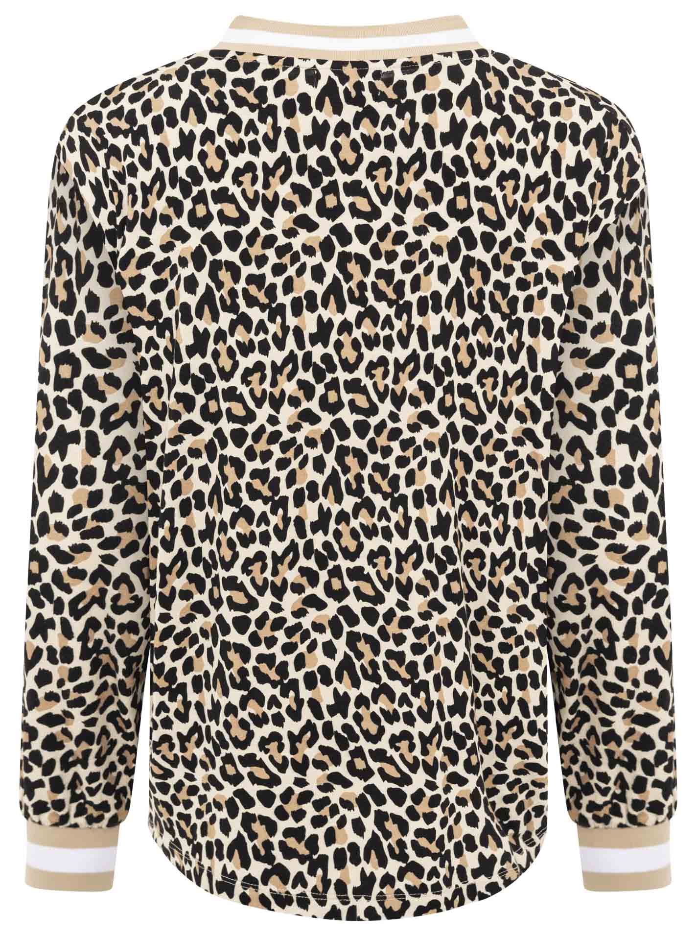 Rückansicht des Zwillingsherz Blusenshirts mit V-Ausschnitt – Leo-Print in Beige-Weiß, leicht taillierter Schnitt, weich fallender Stoff