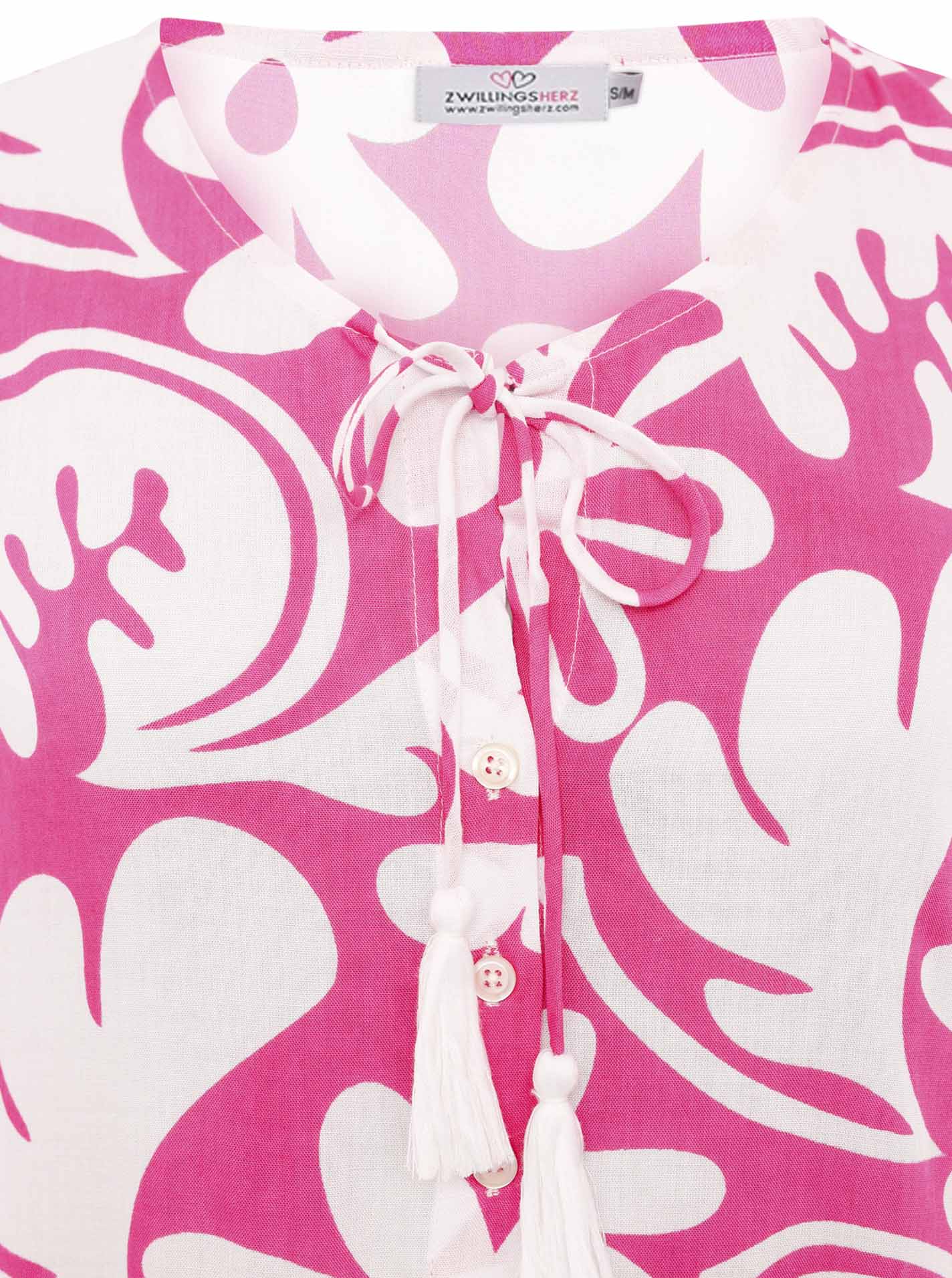 Detailansicht des Zwillingsherz Kleids Flower Paradise in Pink – zartes Blumenmuster und feine Stoffstruktur