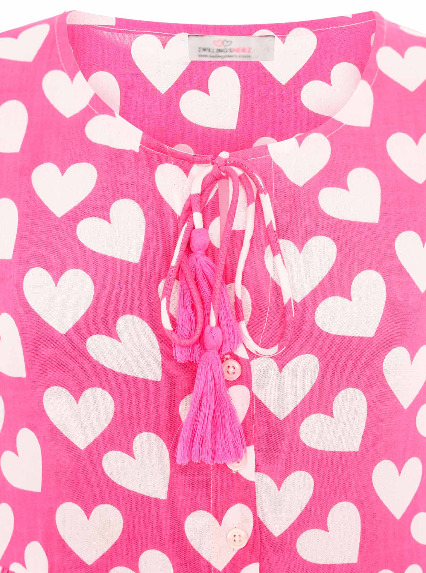 Detailansicht des Zwillingsherz Kleids Herz Classic in Pink – feines Herz-Muster und hochwertige Stoffstruktur für einen verspielten Look