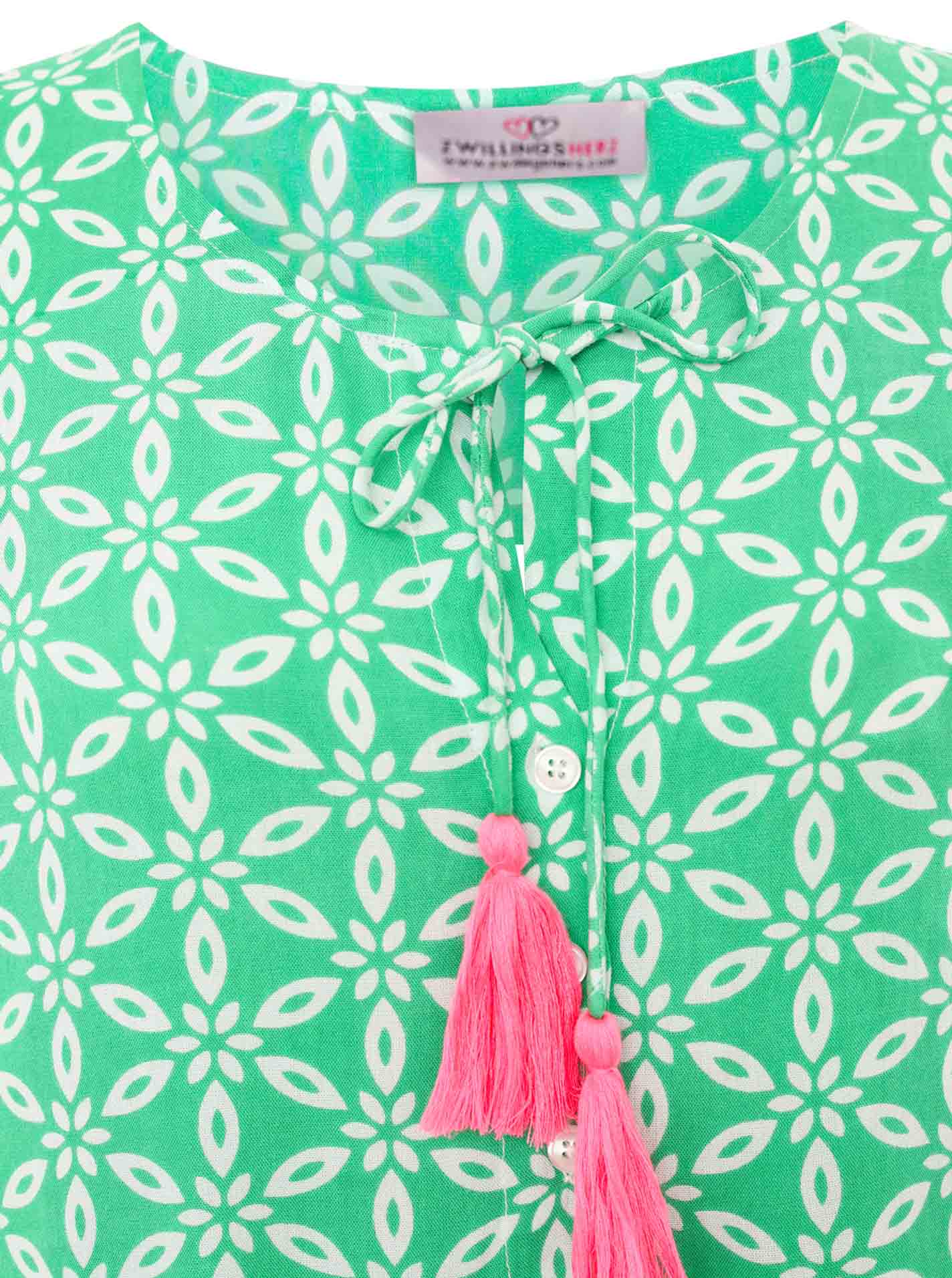 Detail des Sternenmusters und der Tasseln am Zwillingsherz Kleid ‚Stargazing‘ in Grün und Pink