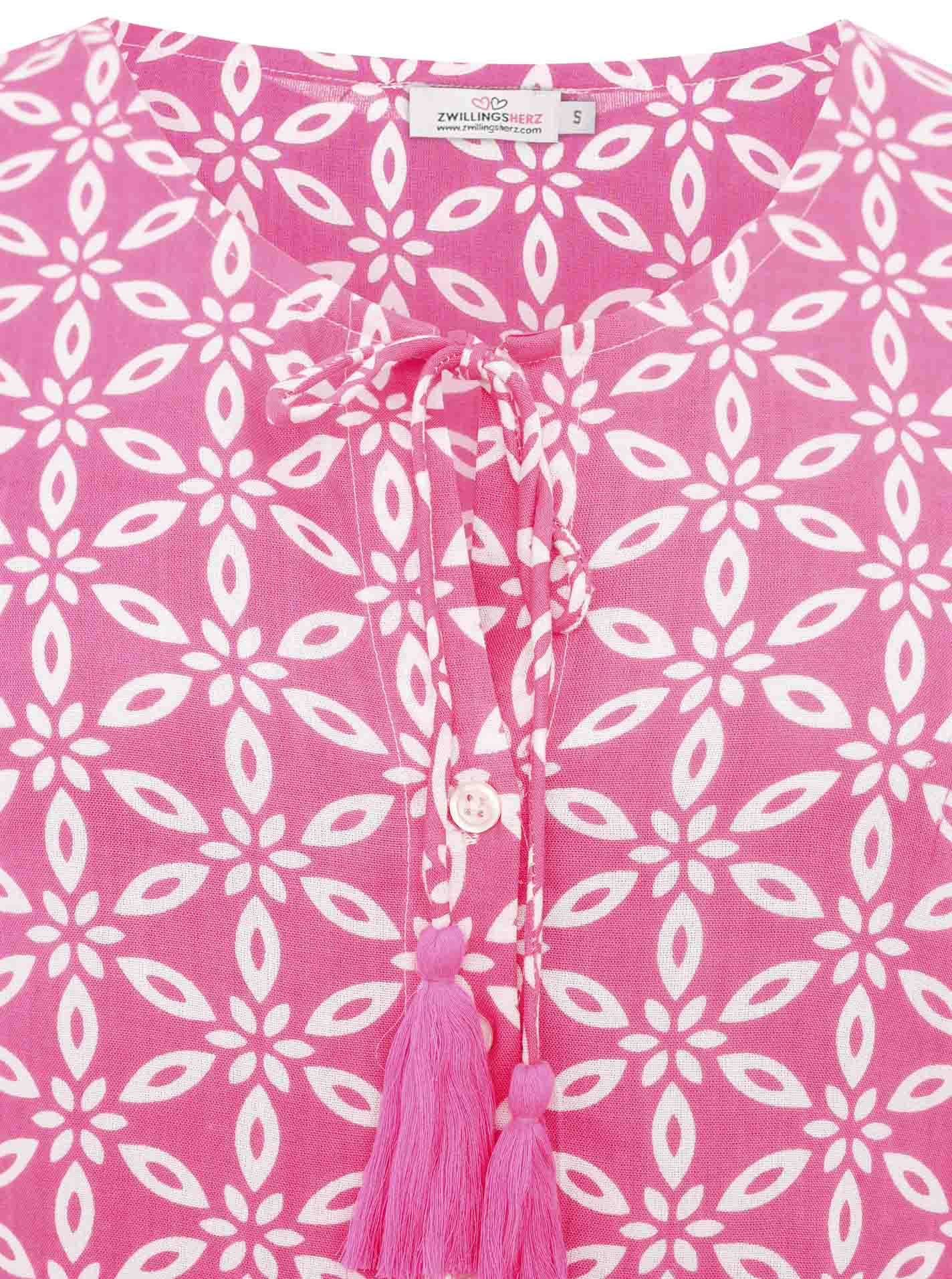Detail des pinkfarbenen Sternenmusters und der Tasseln am Zwillingsherz Kleid ‚Stargazing‘