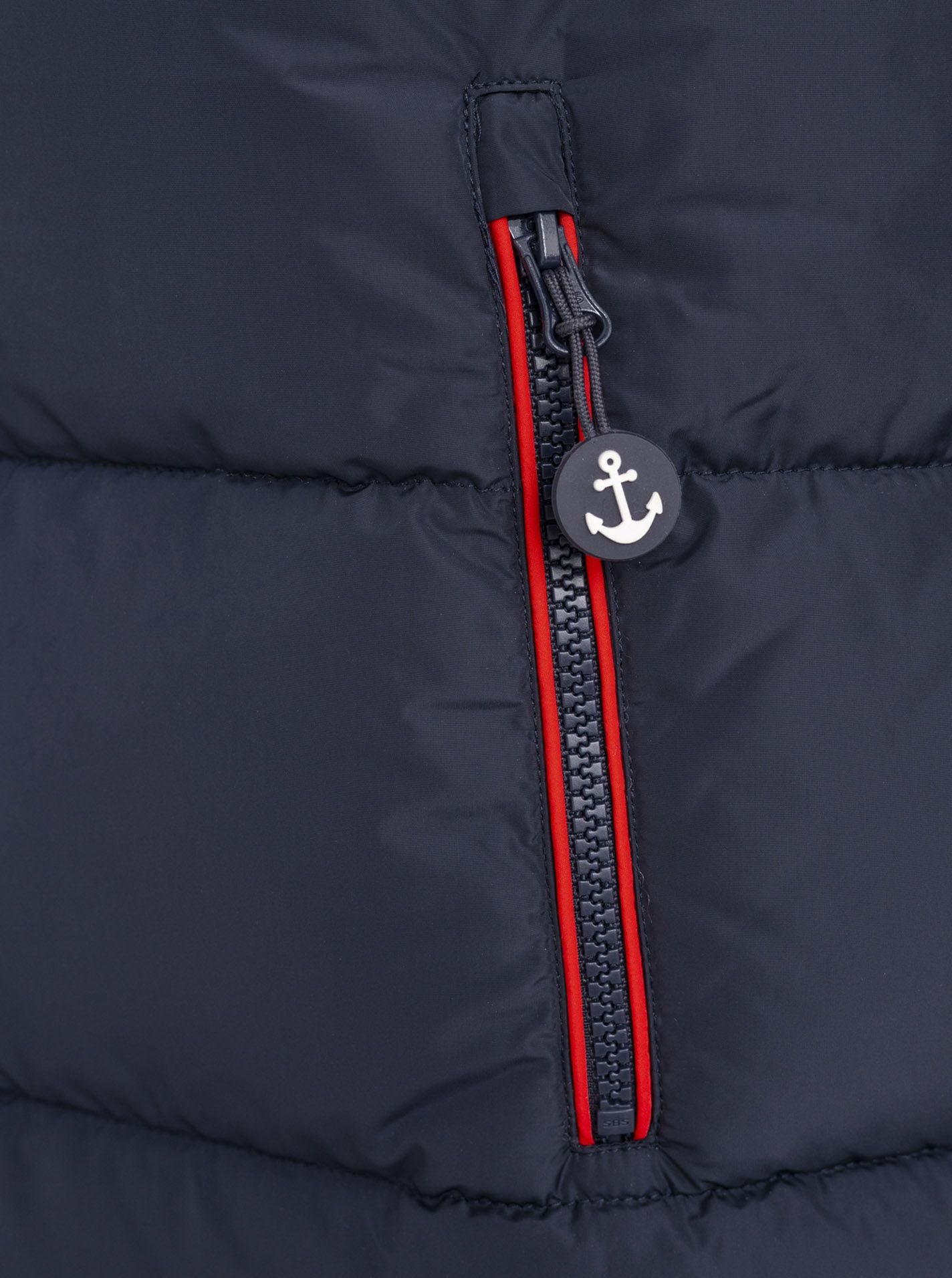Zwillingsherz Steppmantel Damen in Dunkelblau-Navy – Detailansicht der Taschen mit Anker-Liebe-Strandglück-Design
