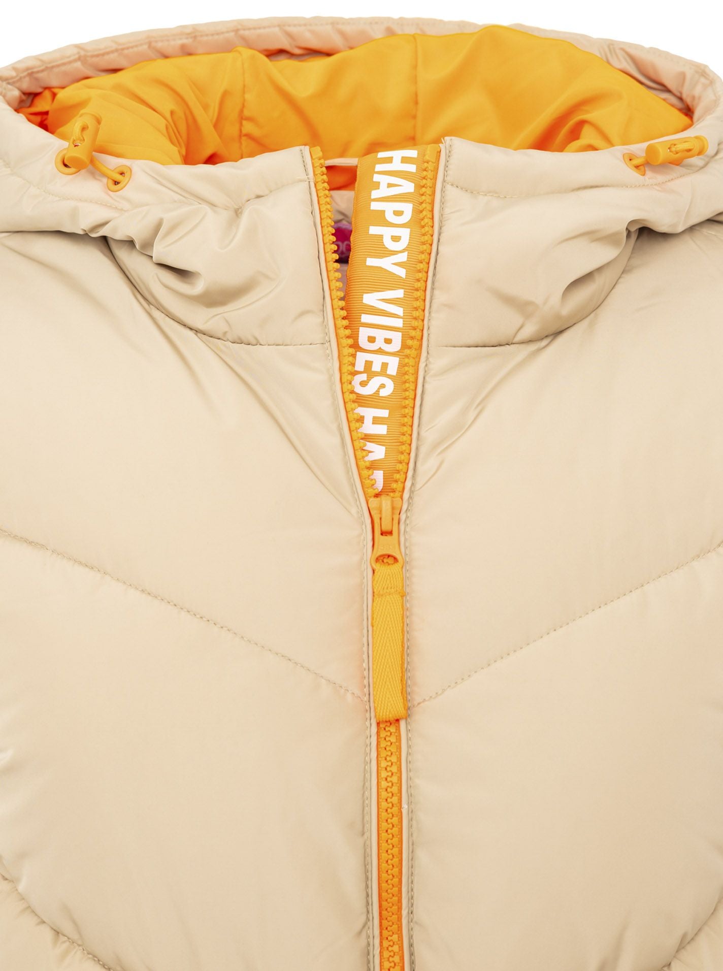 Detailansicht des Kragens vom Zwillingsherz Steppmantel in Orange-Beige – weiches Futter und bequeme Kapuze