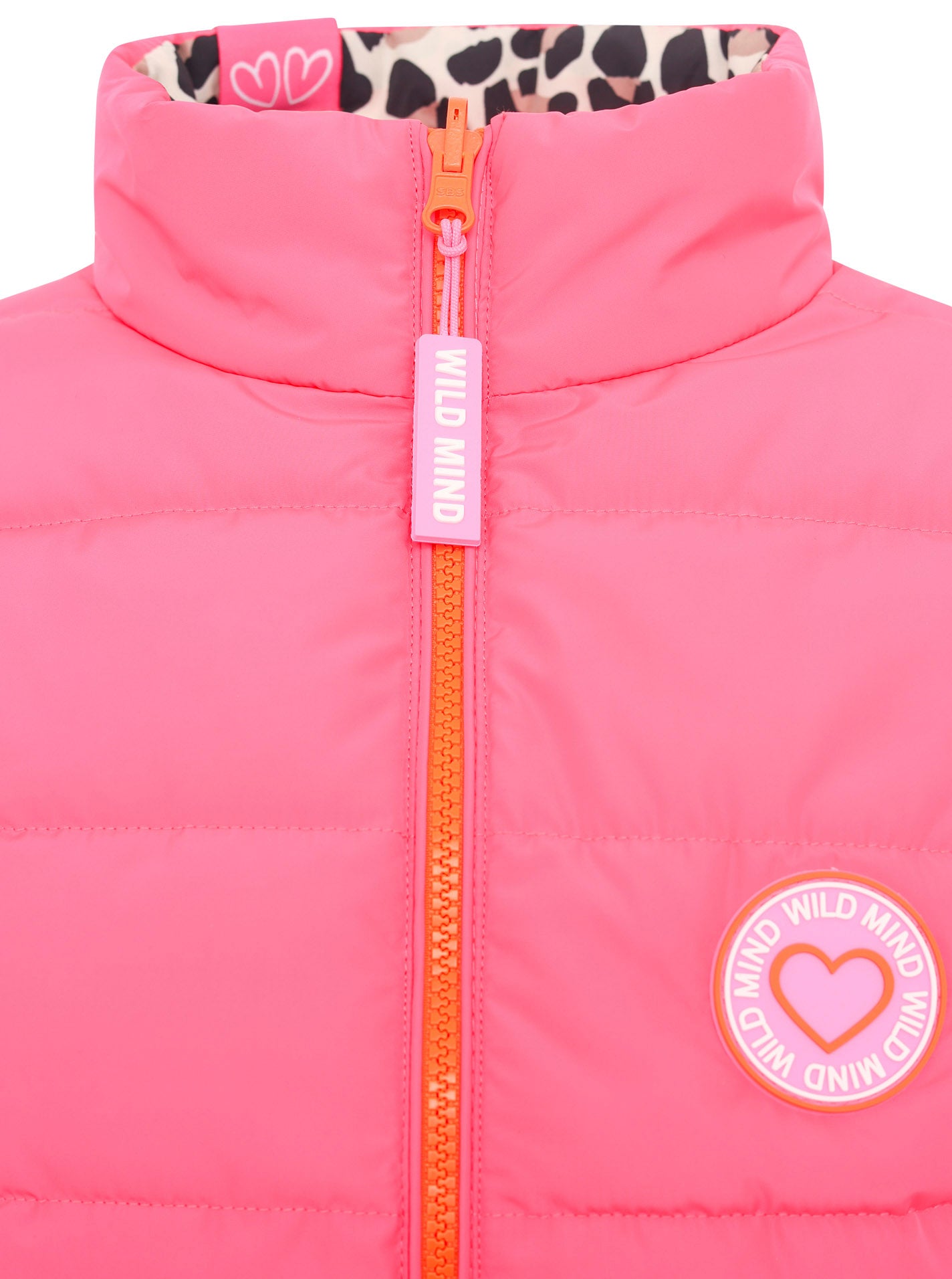 Detailansicht des Kragens der Strandpink Zwillingsherz Steppweste in Leo Beige-Pink – hochwertiger Stoff und stilvolles Design