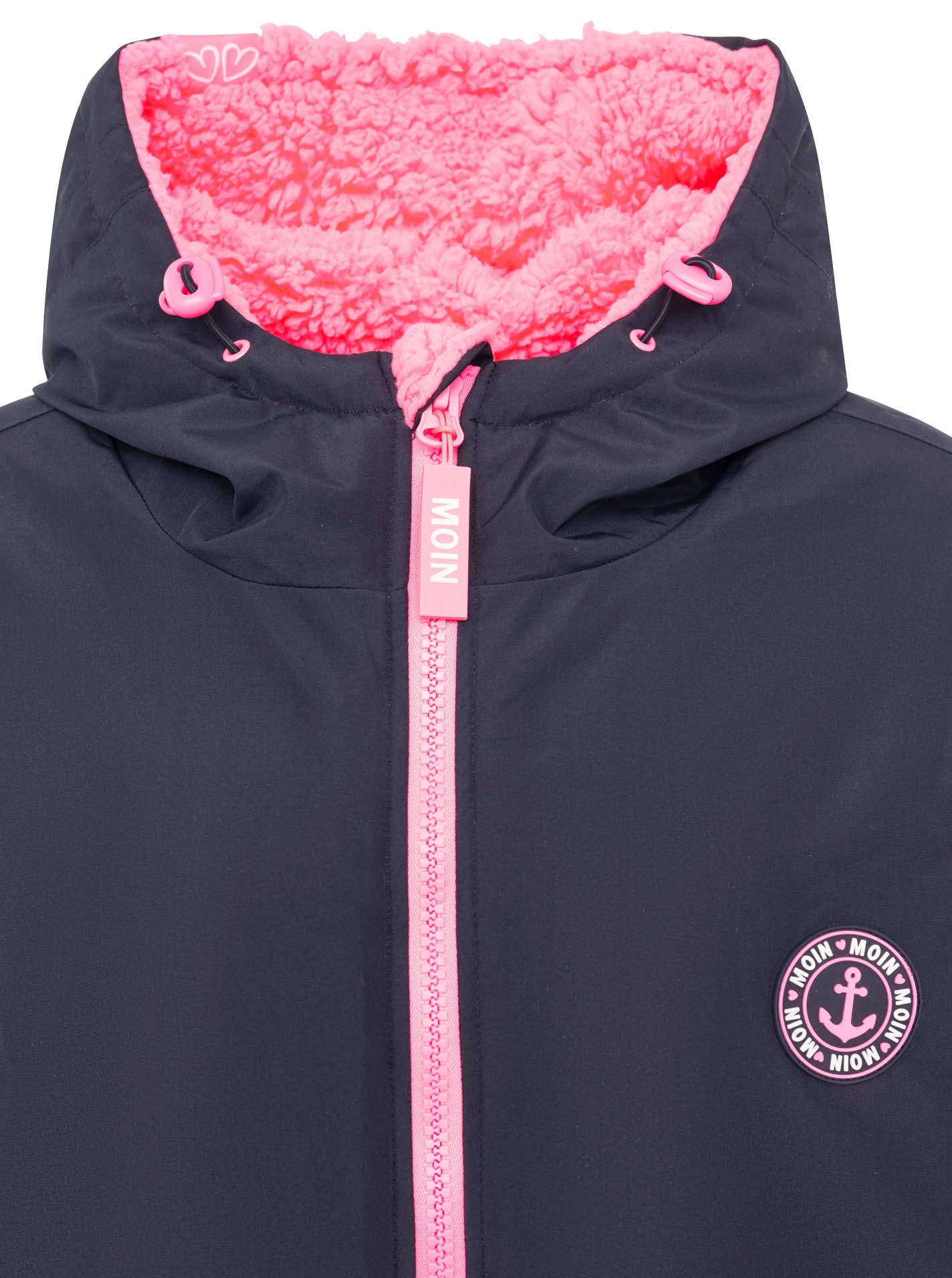 Zwillingsherz Oversize Windjacke in Dunkelblau-Pink mit Kapuze – Detailansicht Kapuze, flauschiges Innenfutter in Rosa, stylisch und wetterfest