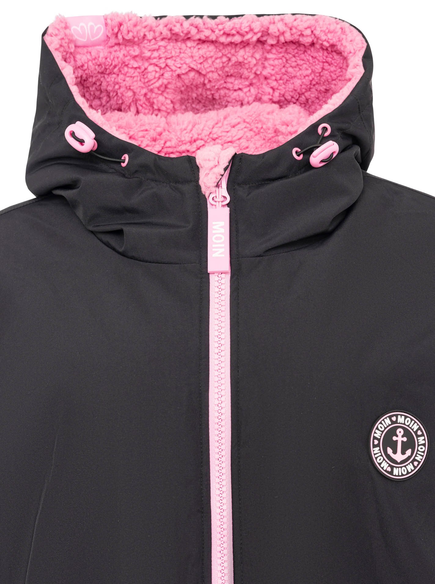 Detailansicht Kapuze der Zwillingsherz Windjacke in Schwarz-Pink – weiches Teddyfutter in Pink, ideal für kalte Tage