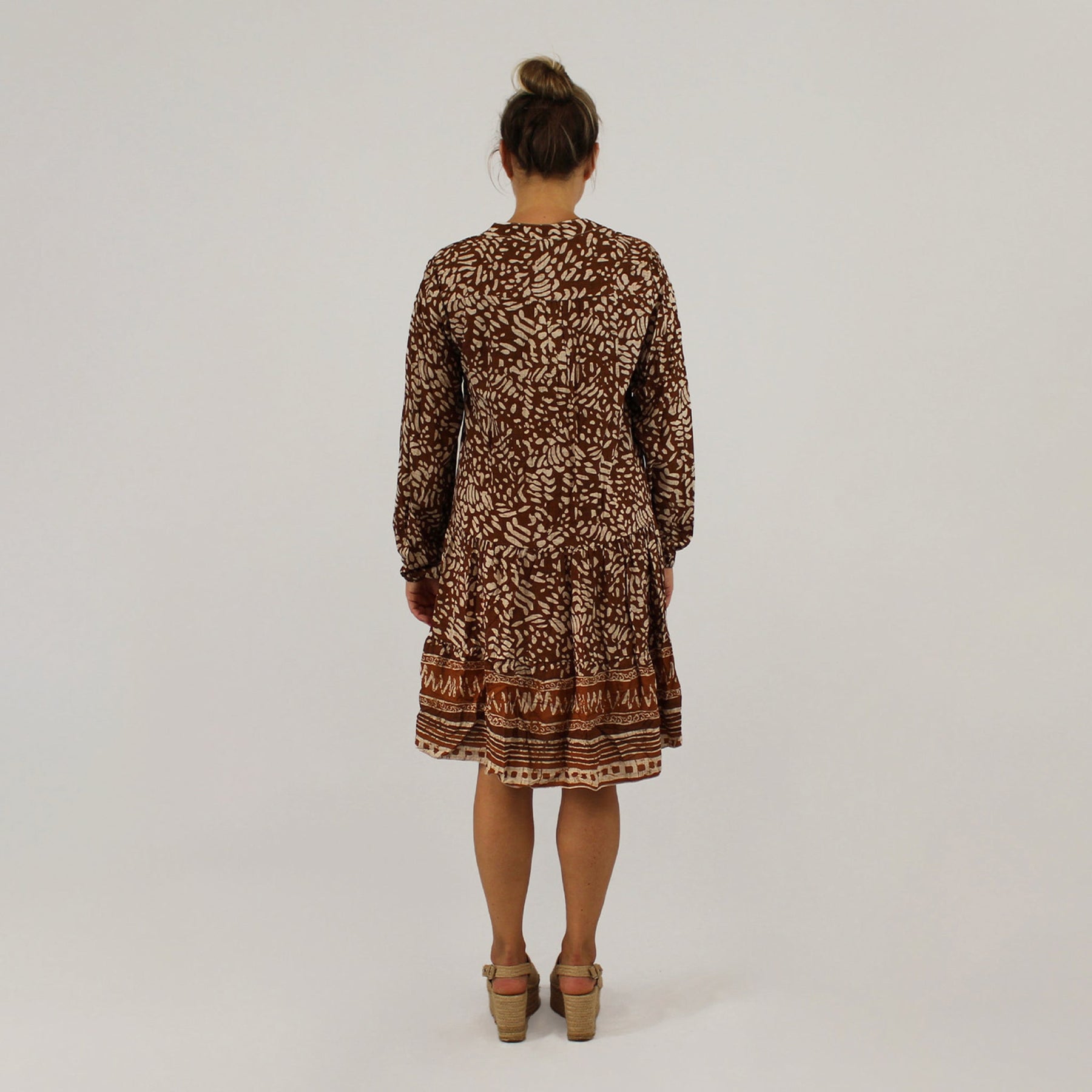 Knopfleisten-Kleid mit Druck - Braun