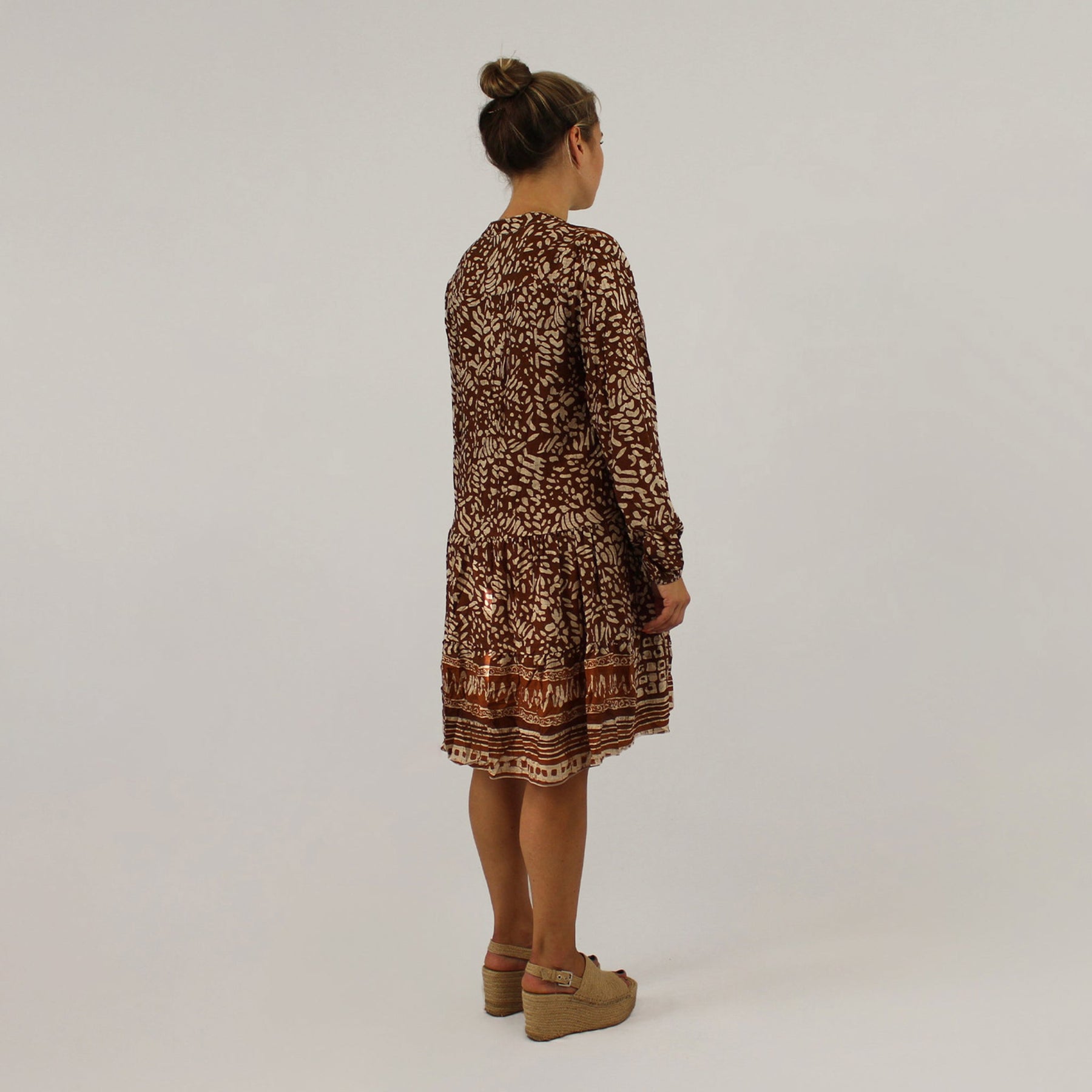 Knopfleisten-Kleid mit Druck - Braun