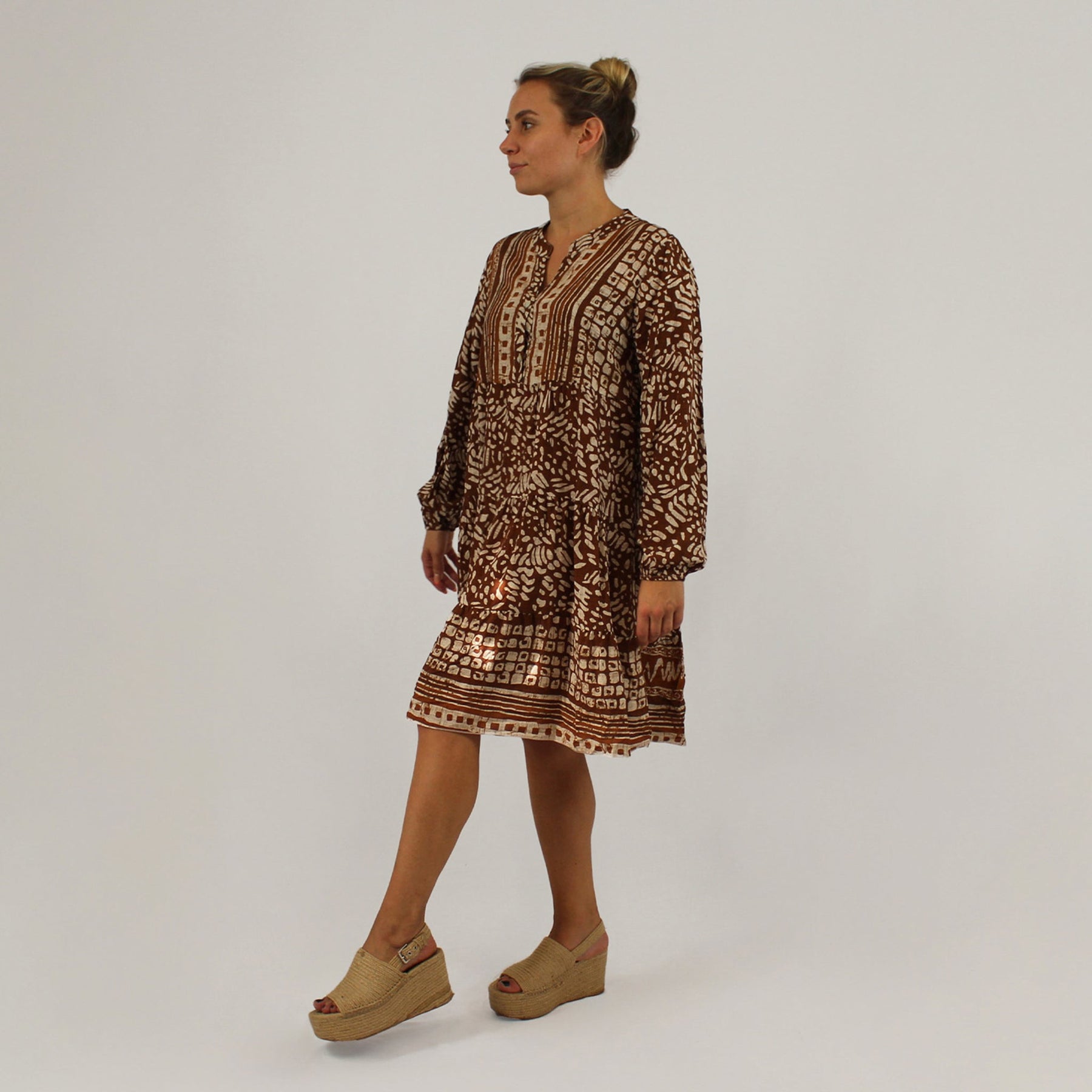 Knopfleisten-Kleid mit Druck - Braun