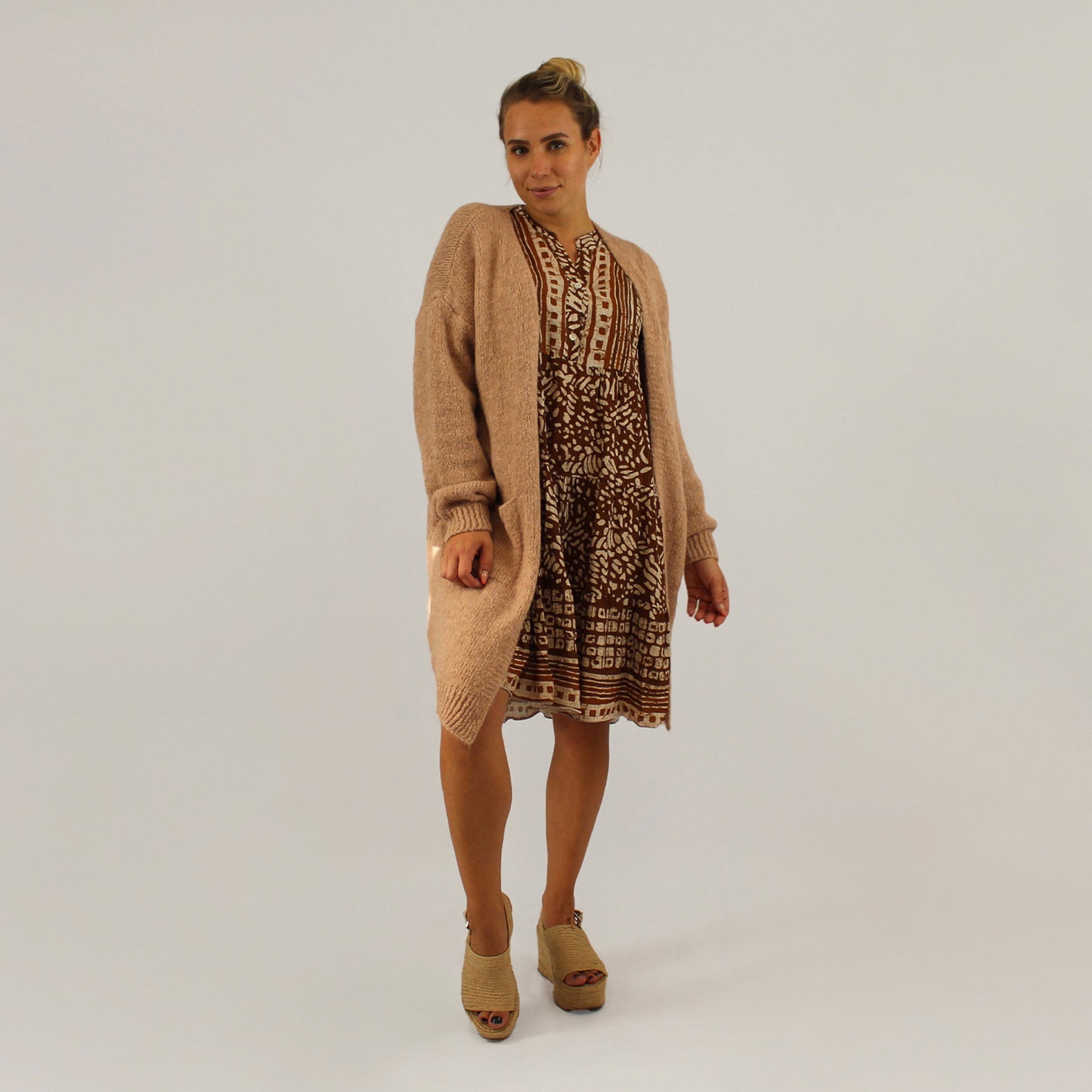 Knopfleisten-Kleid mit Druck - Braun