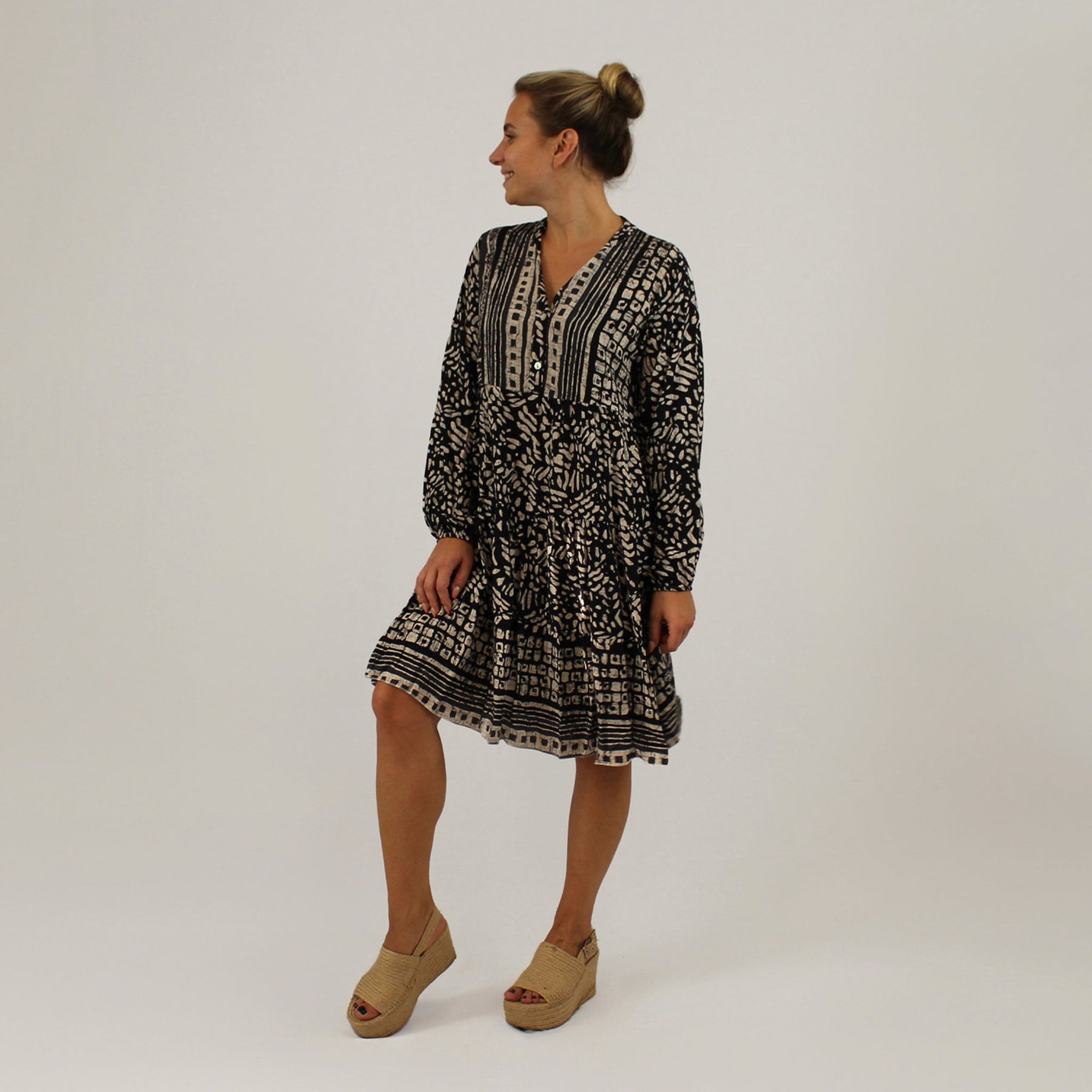 Knopfleisten-Kleid mit Druck - Schwarz