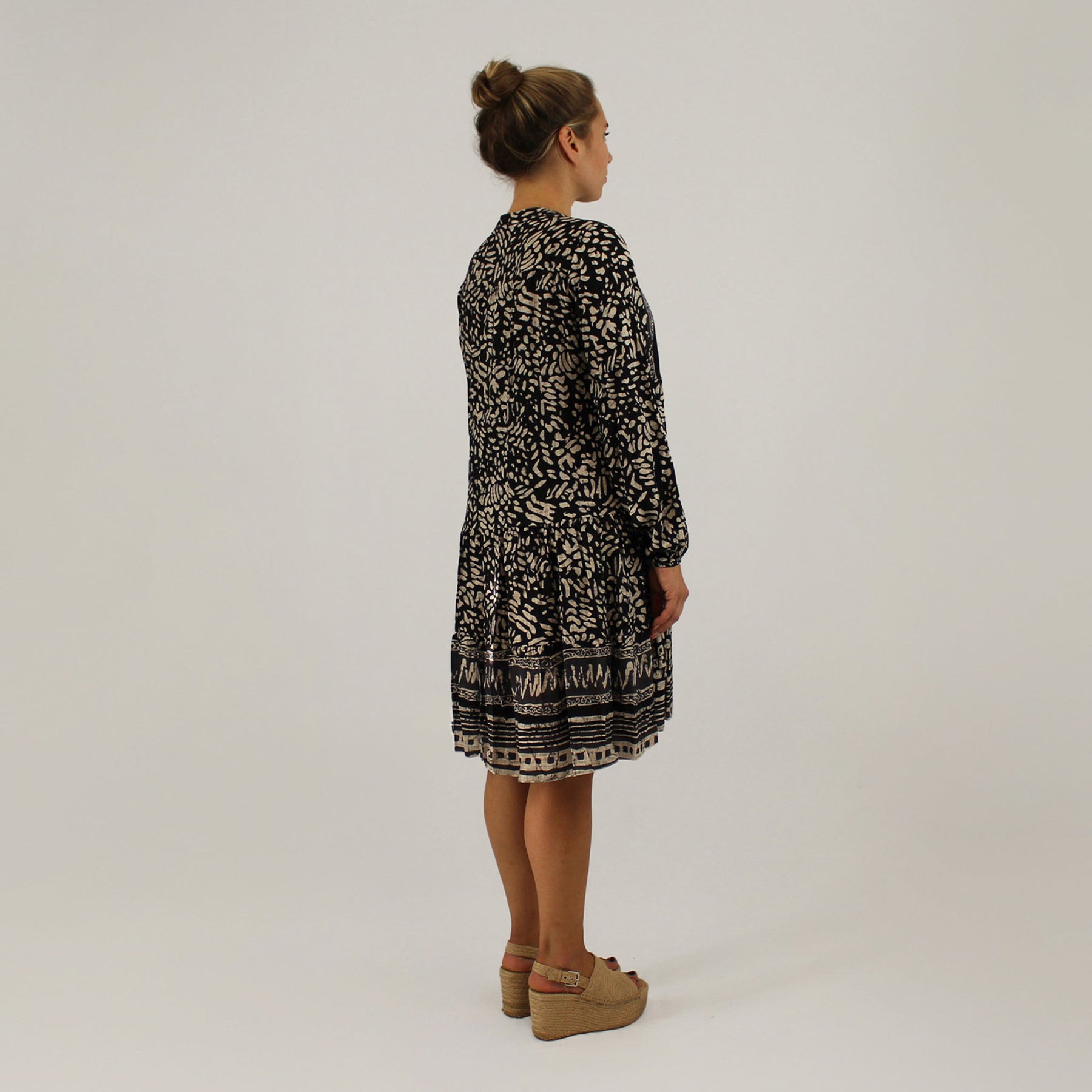 Knopfleisten-Kleid mit Druck - Schwarz