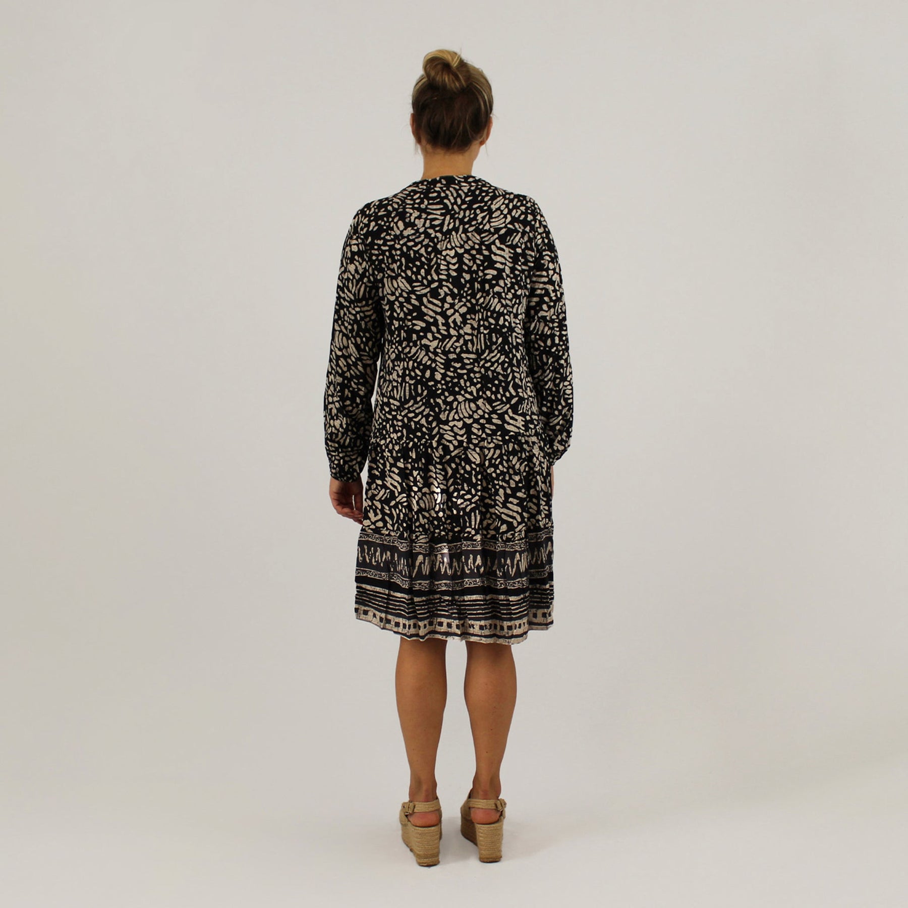 Knopfleisten-Kleid mit Druck - Schwarz