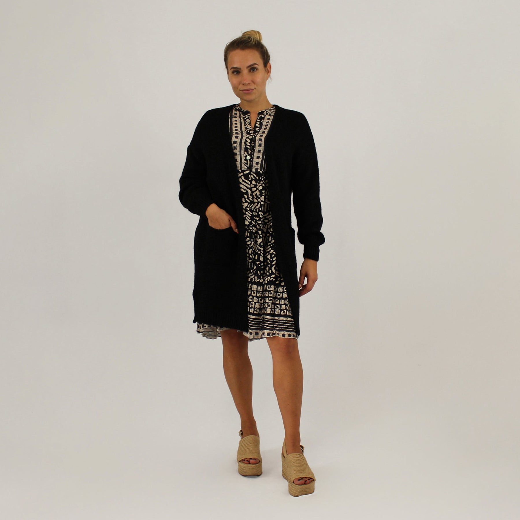 Knopfleisten-Kleid mit Druck - Schwarz
