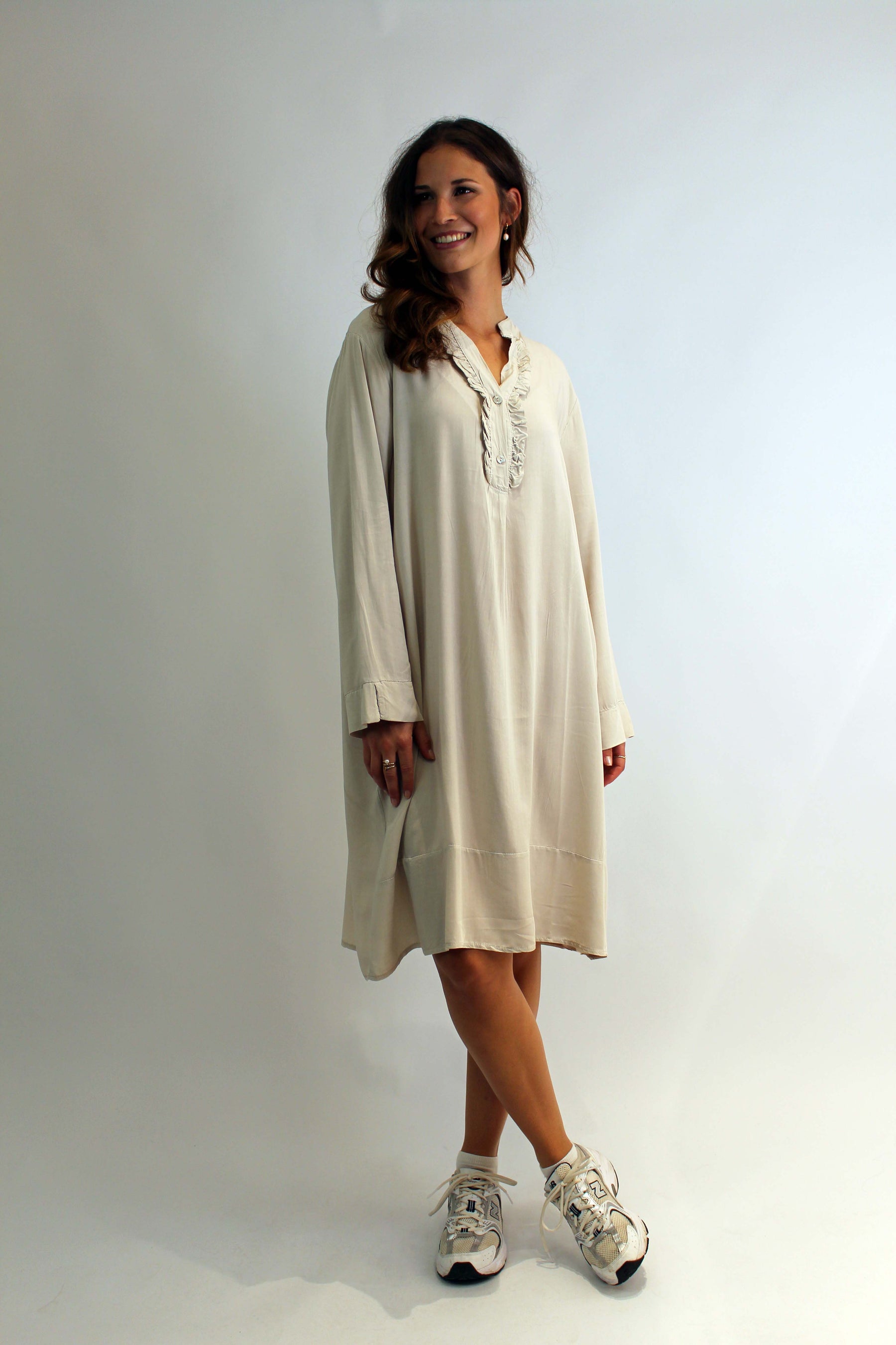 Kleid mit Rüschen "Beige"
