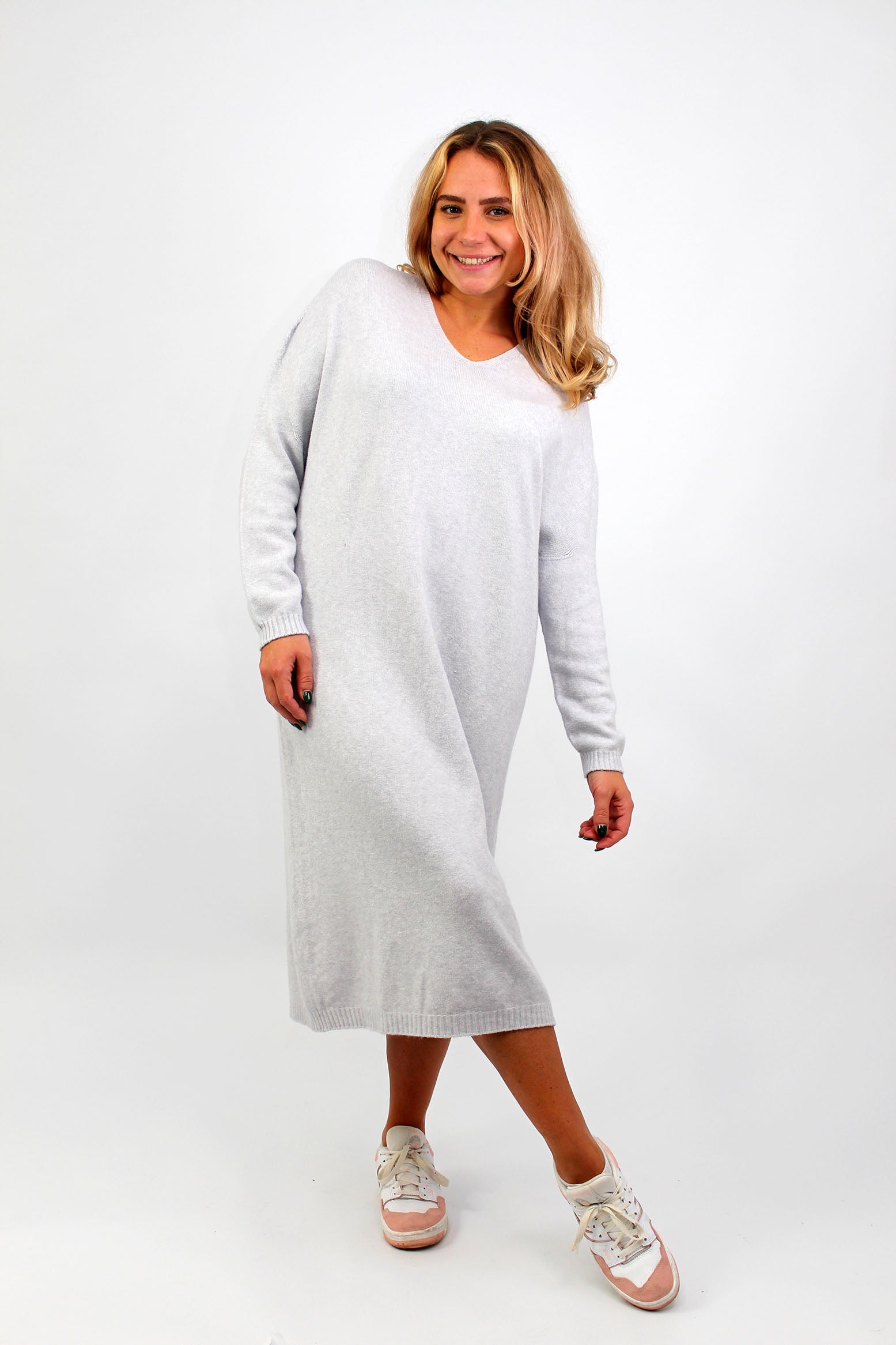Strickkleid mit V-Ausschnitt - Grau