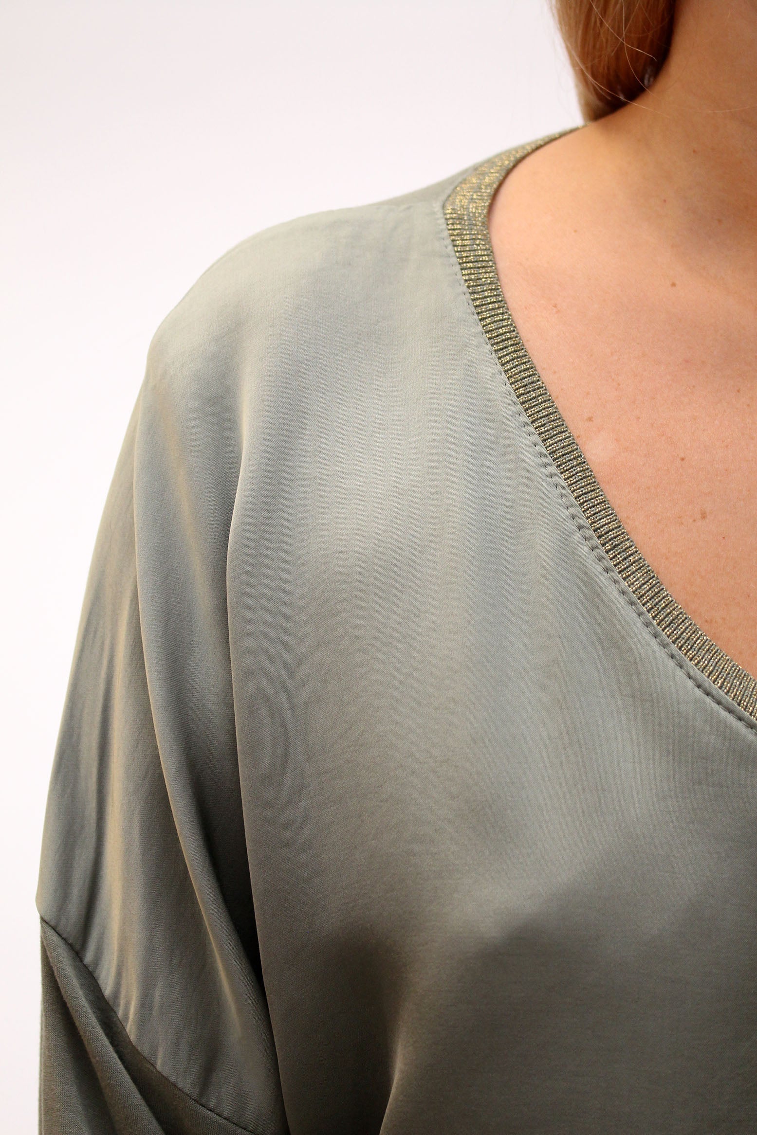 Seidenshirt mit V-Ausschnitt - Khaki