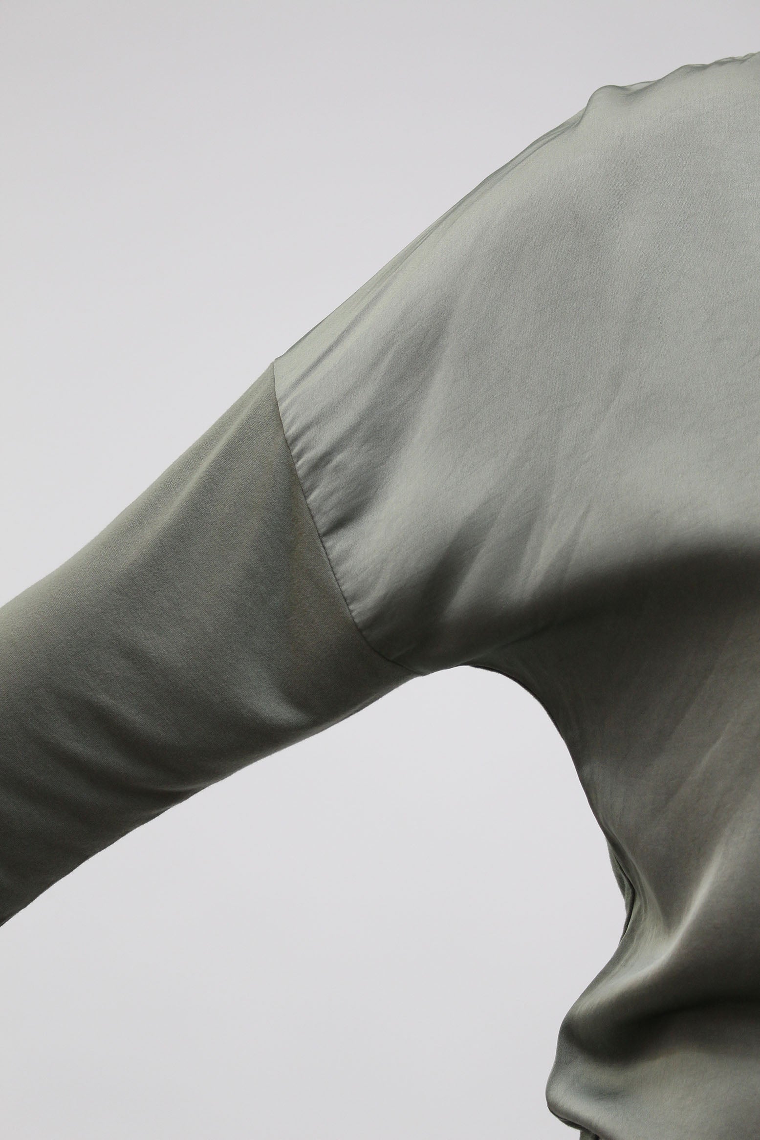 Seidenshirt mit V-Ausschnitt - Khaki