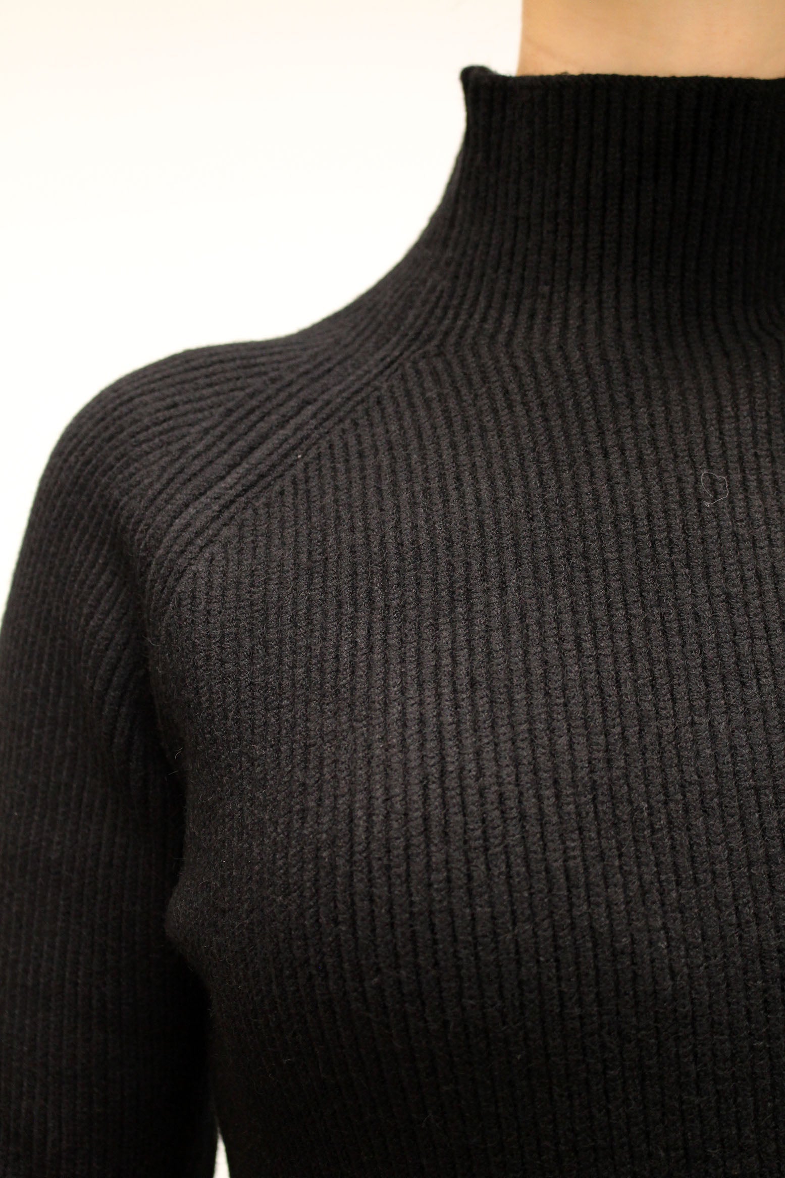 Strickkleid mit Stehkragen - Schwarz