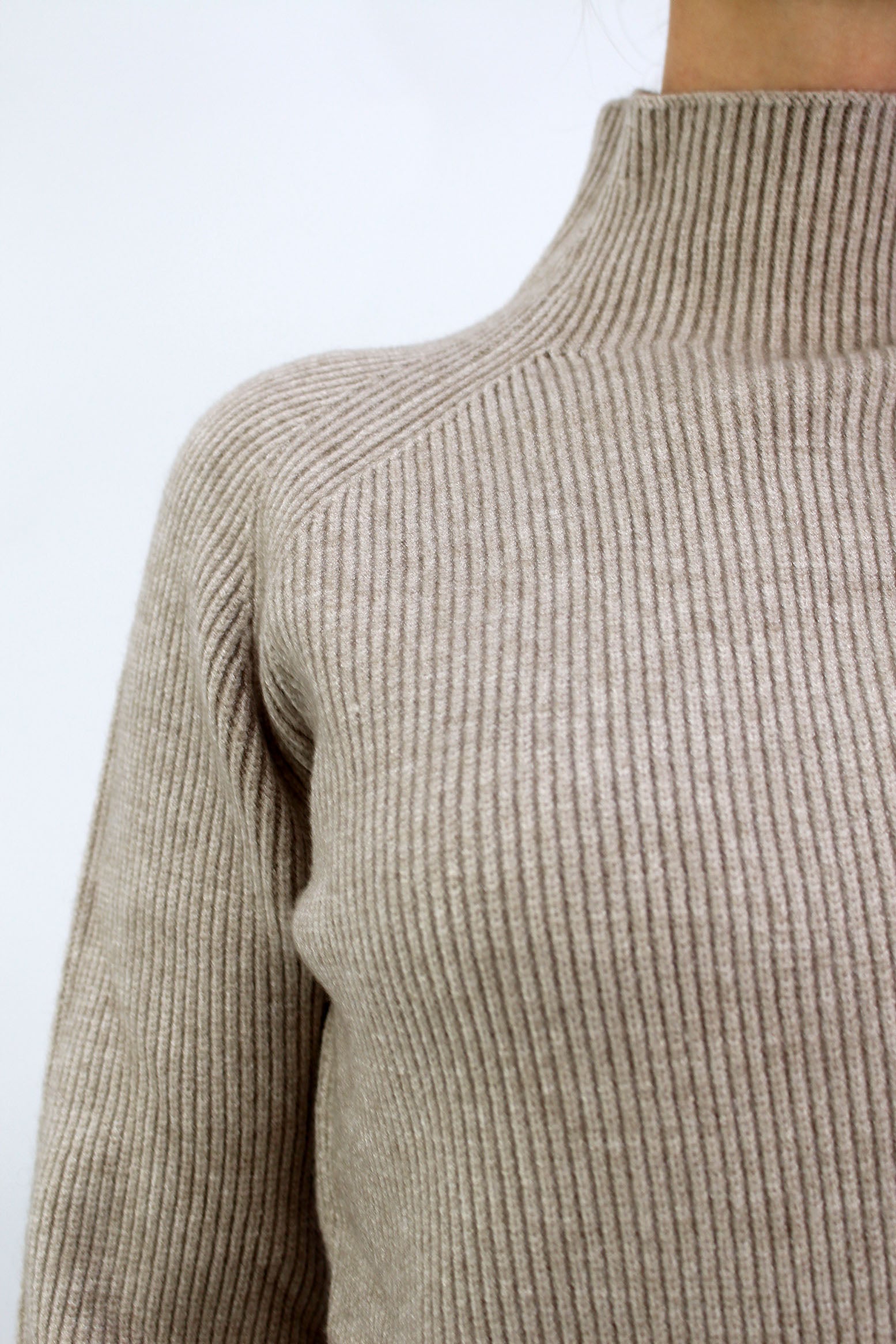 Strickkleid mit Stehkragen - Beige