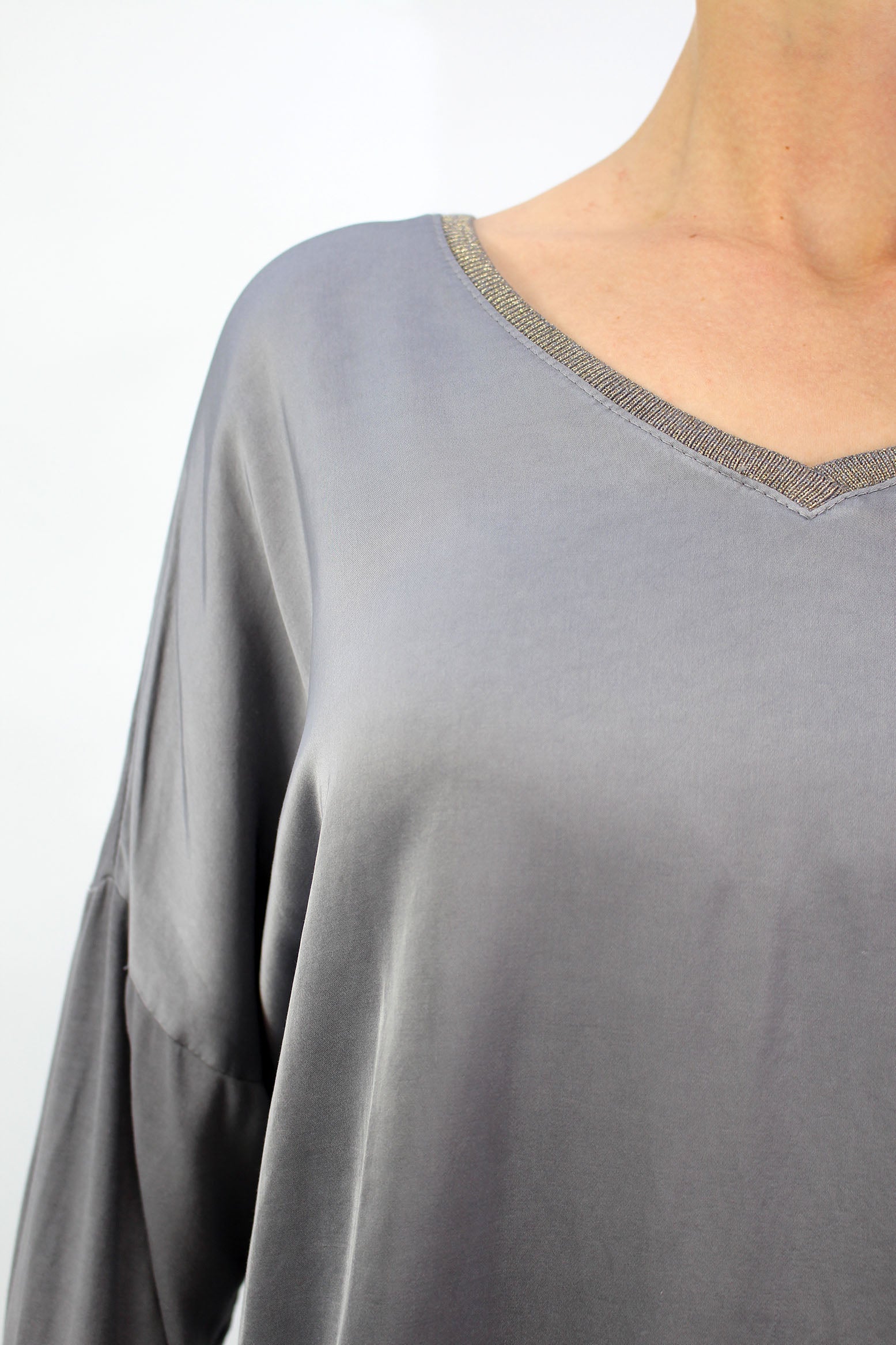 Seidenshirt mit V-Ausschnitt - Grau