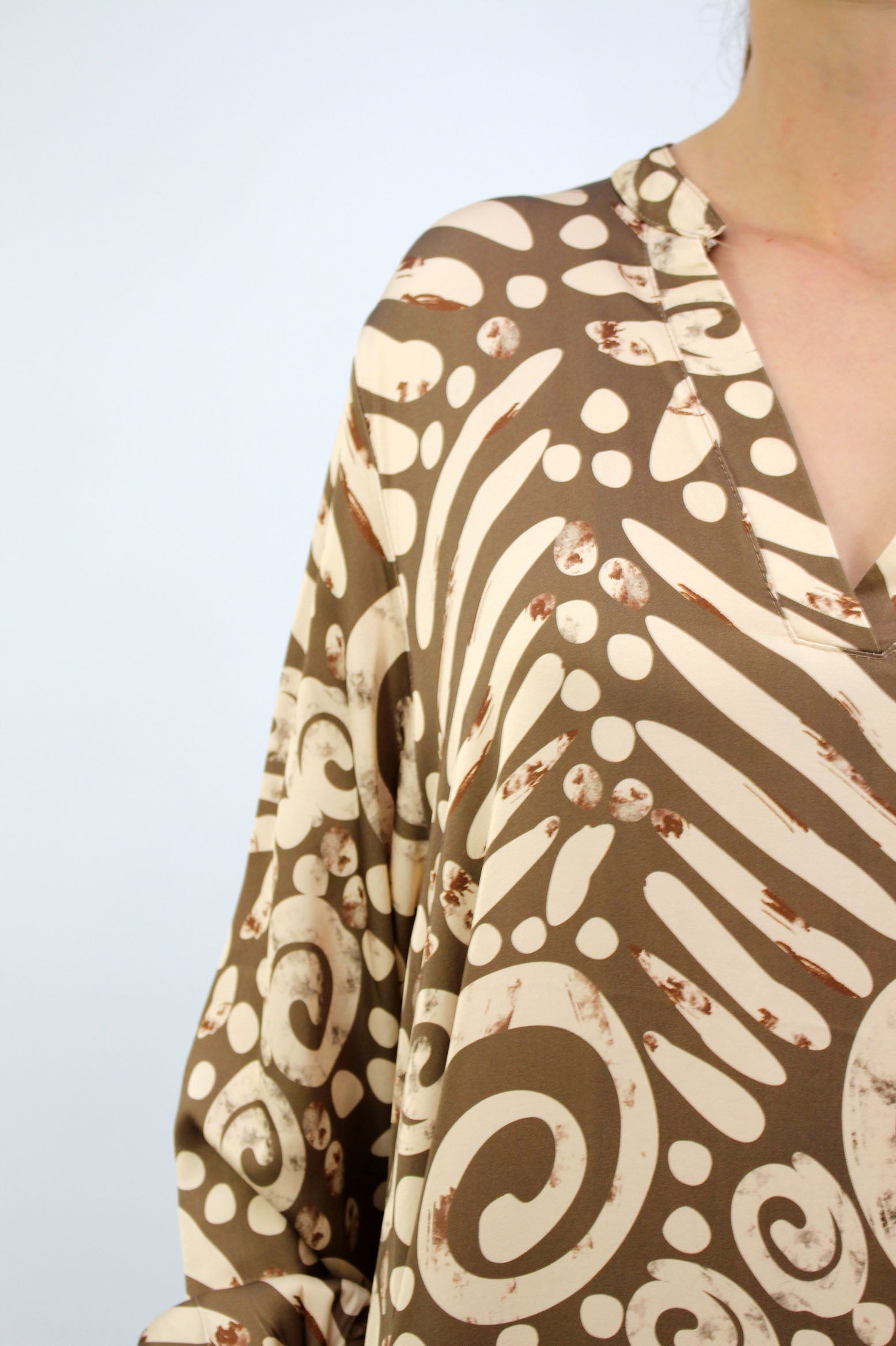 Seidenkleid mit Print - Camel