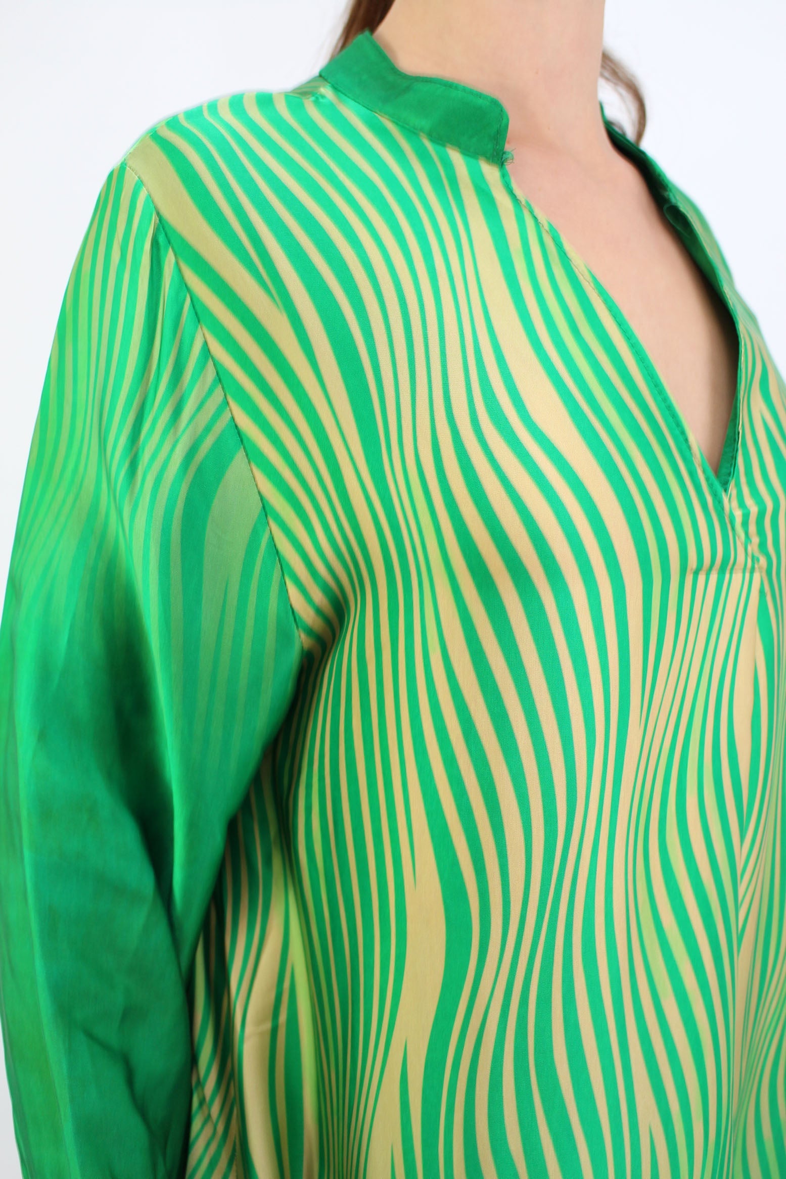 Kleid mit Wellen Print - Grün