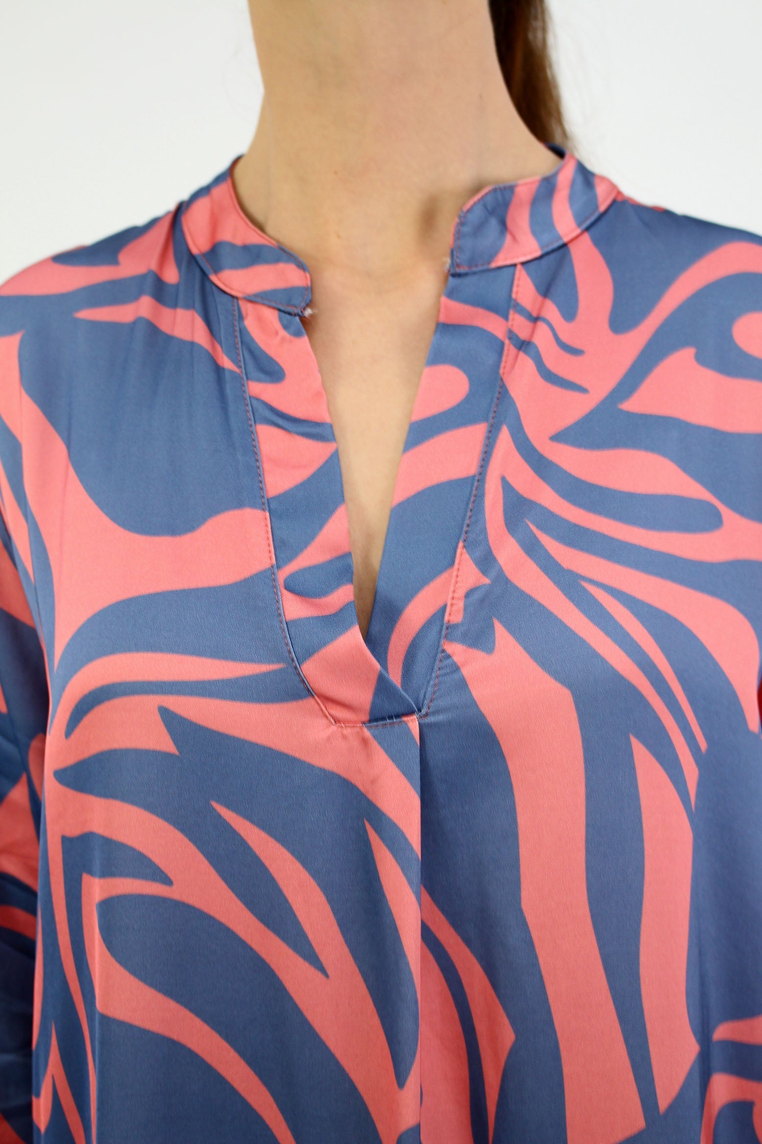 Seidenkleid mit Grafikprint - Blau