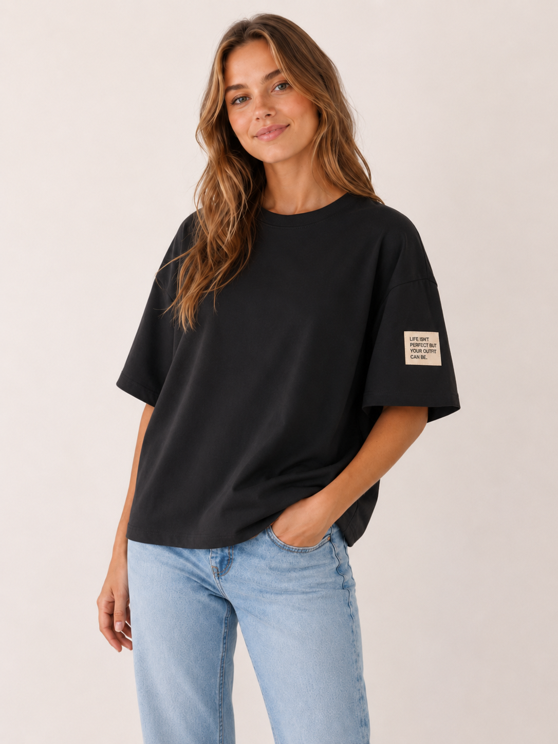 T-Shirt "Life isnt perfect but yout outfit can be" - Schwarz