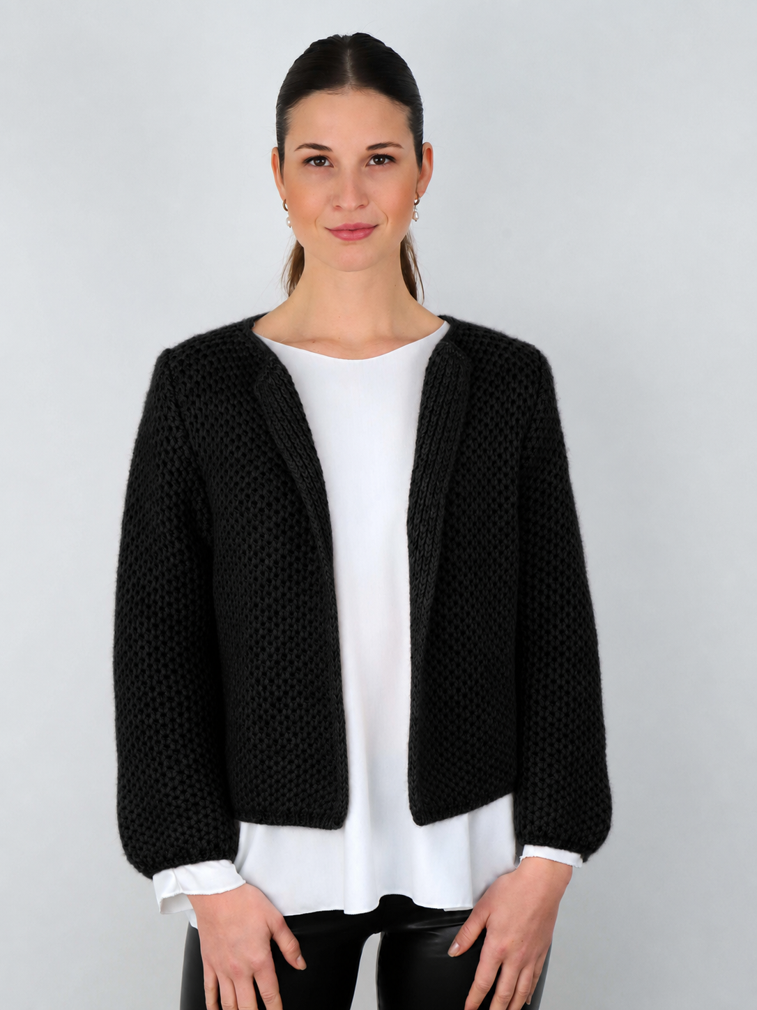 DressWithClass - Kurze Strickjacke - Schwarz