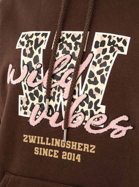 Zwillingsherz Hoodie Wild Vibes College Dunkelbraun Detail