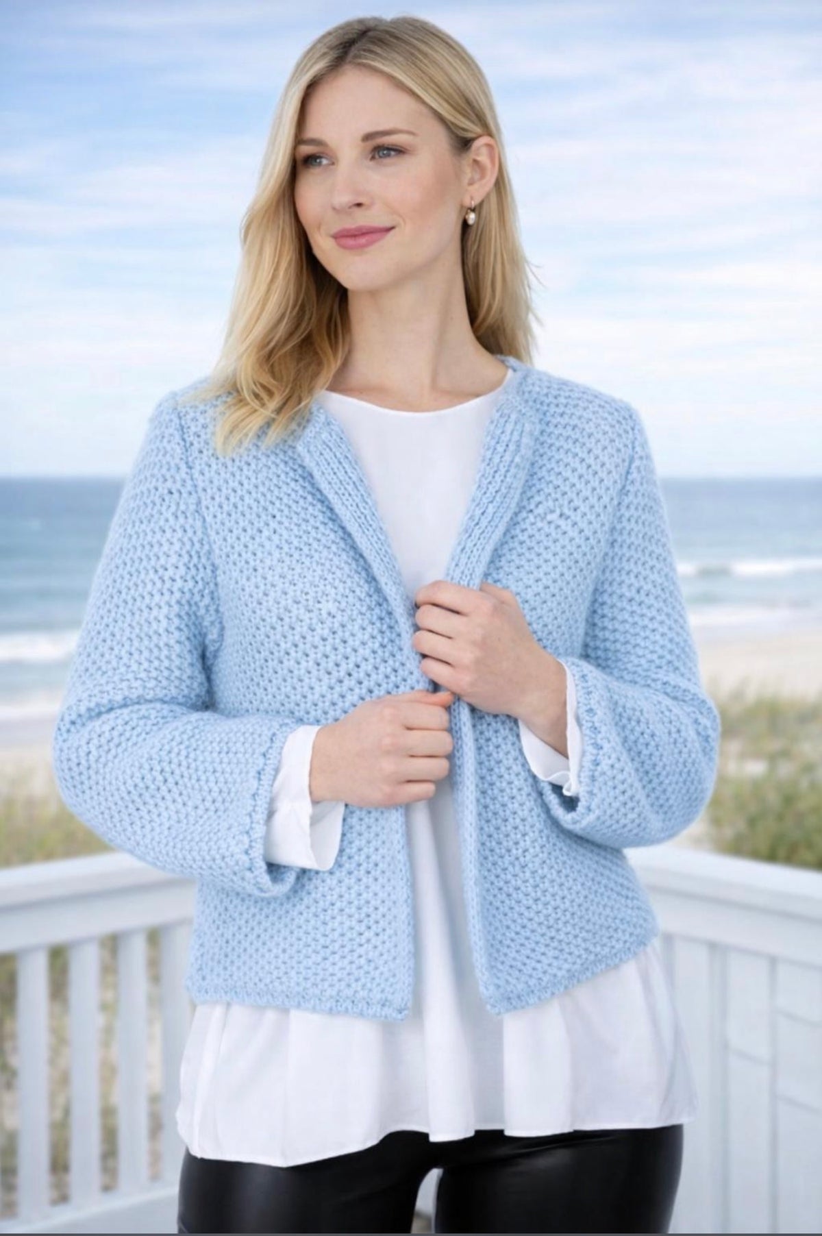 Kurze Strickjacke - Hellblau