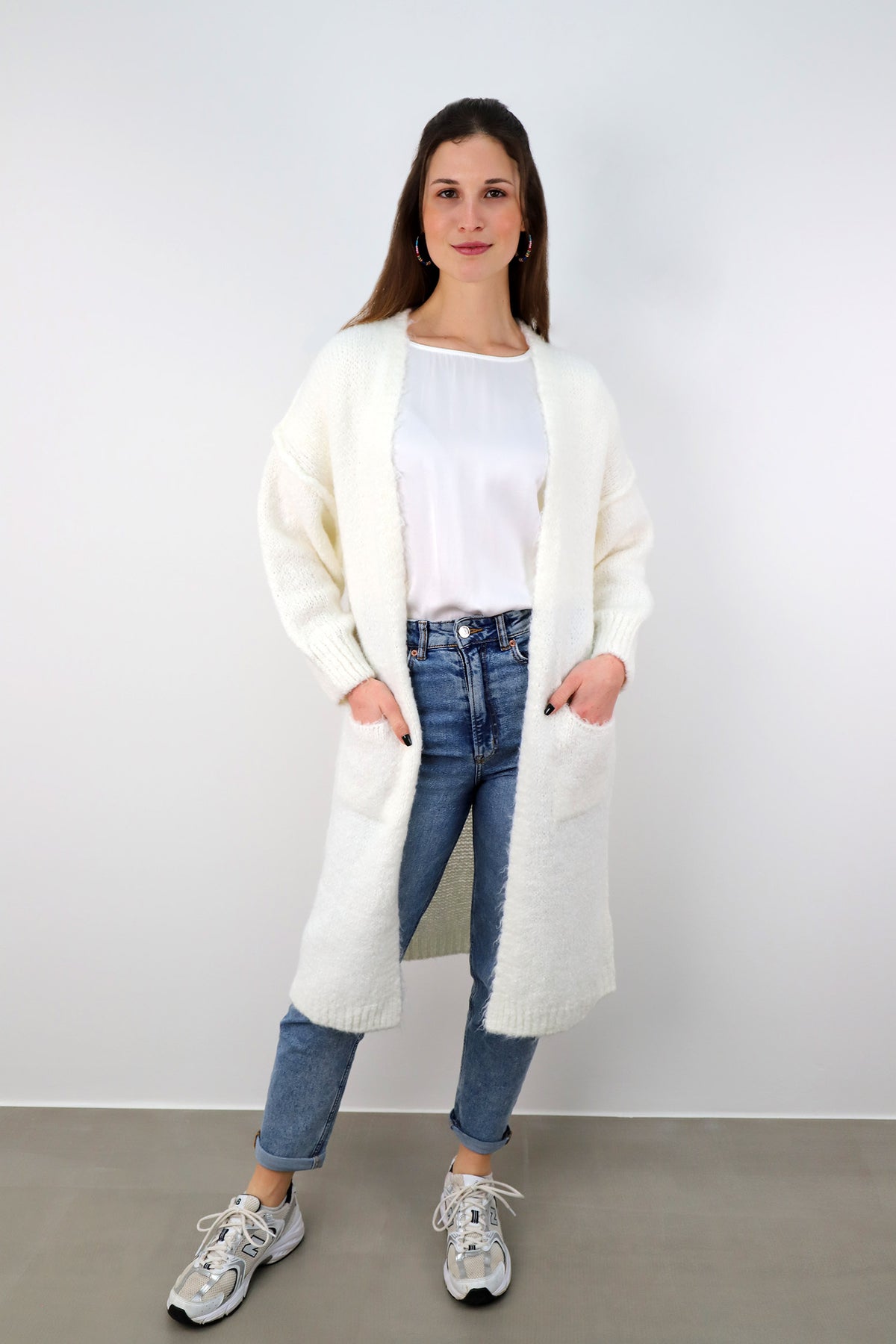 Strickjacke mit Naht und Taschen - Wollweiß