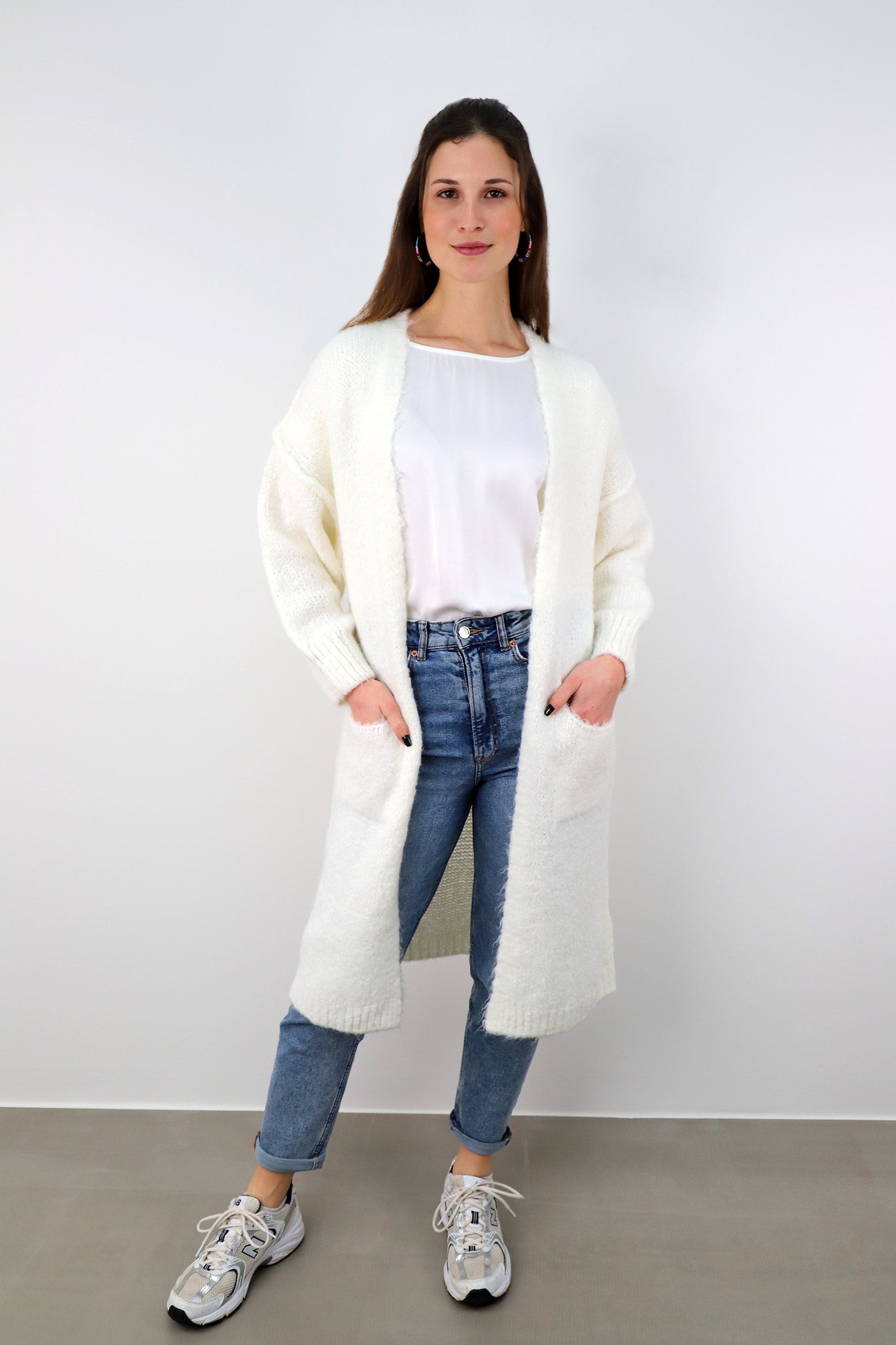 Strickjacke mit Naht und Taschen - Wollweiß