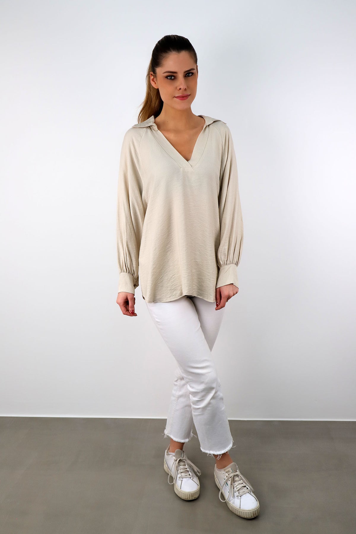 Bluse mit V-Neck und Kragen - Beige