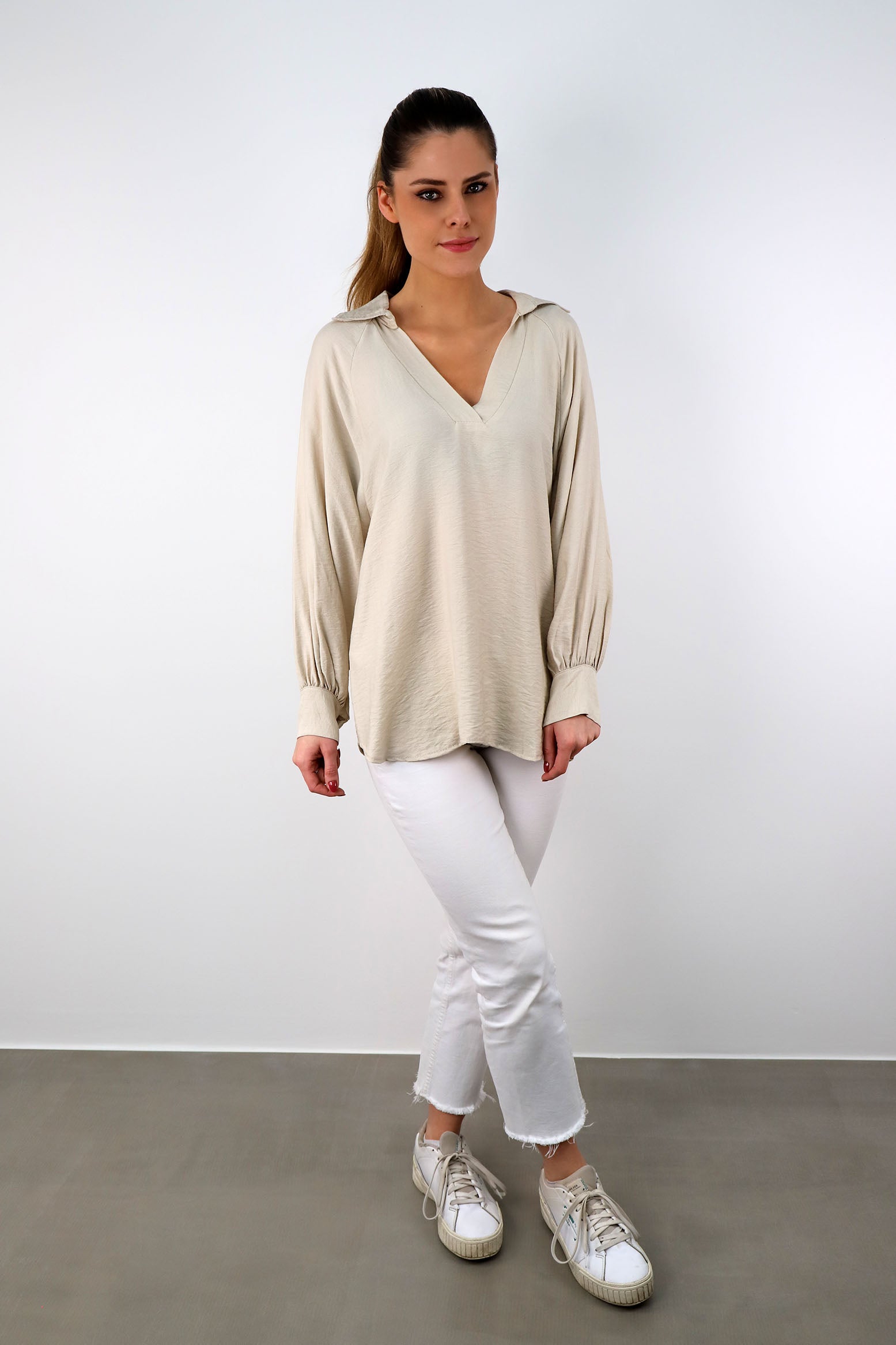 Bluse mit V-Neck und Kragen - Beige