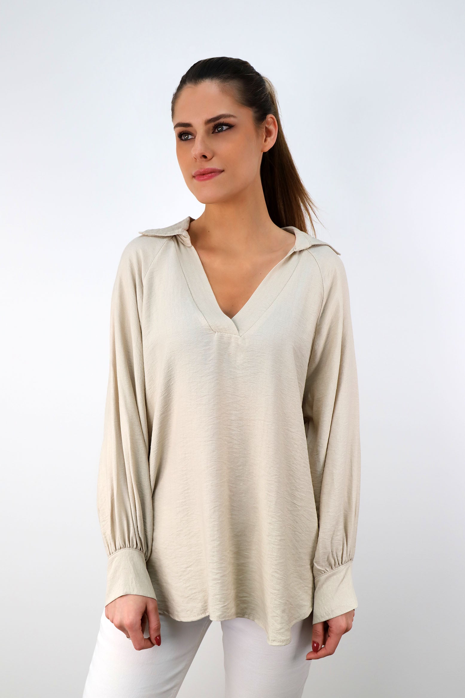 Bluse mit V-Neck und Kragen - Beige