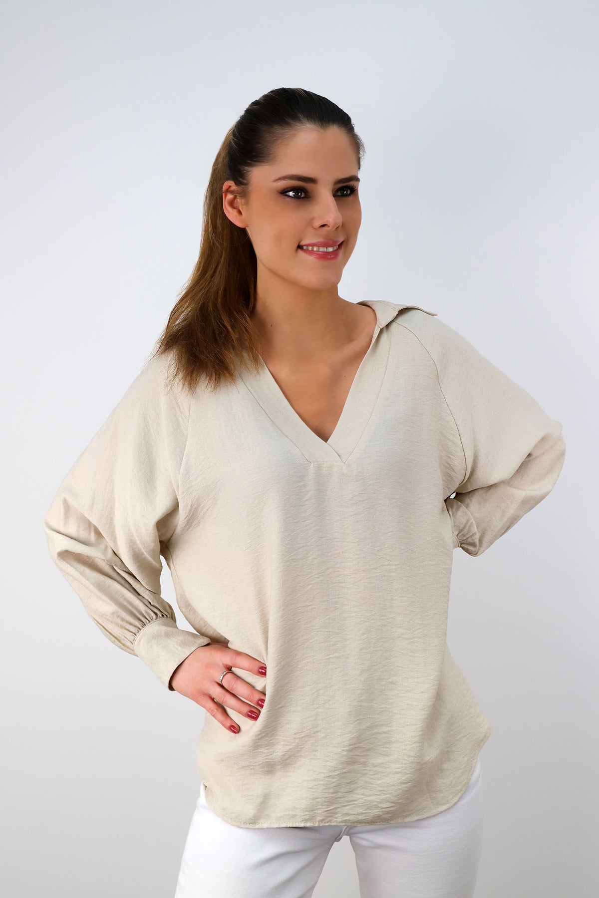 Bluse mit V-Neck und Kragen - Beige