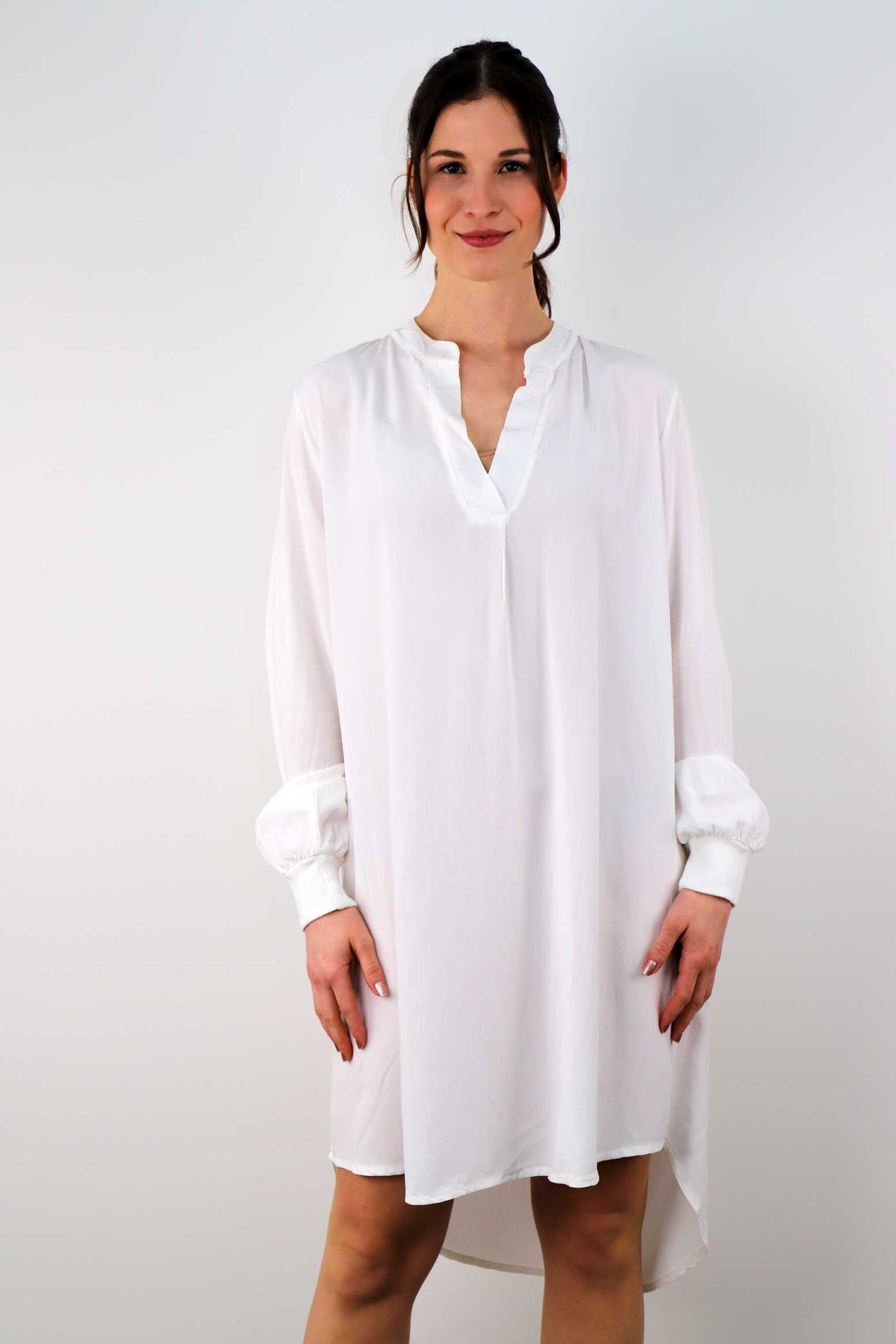 Kleid mit V-Ausschnitt - Weiß