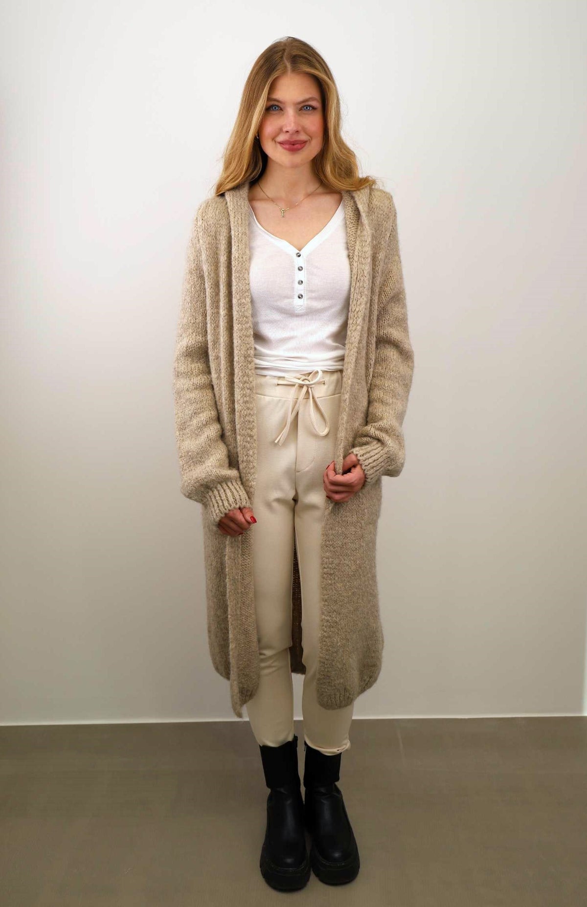 Strickjacke mit Taschen und Kapuze - Beige