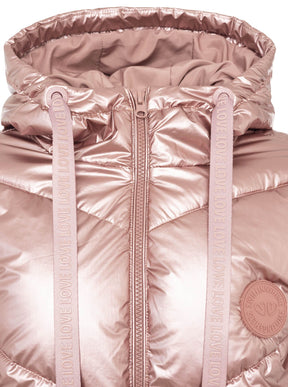 Detailansicht des Kragens der Zwillingsherz Steppjacke in Metallic-Rosa mit Kapuze – weiches Material und hochwertige Verarbeitung