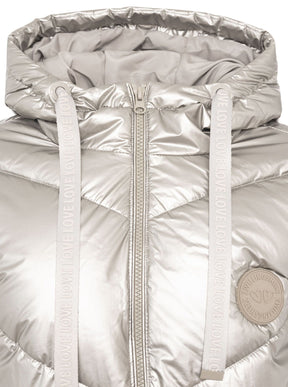 Detailansicht des Kragens der Zwillingsherz Steppjacke in Metallic-Grau mit Kapuze – weiches Material und hochwertige Verarbeitung