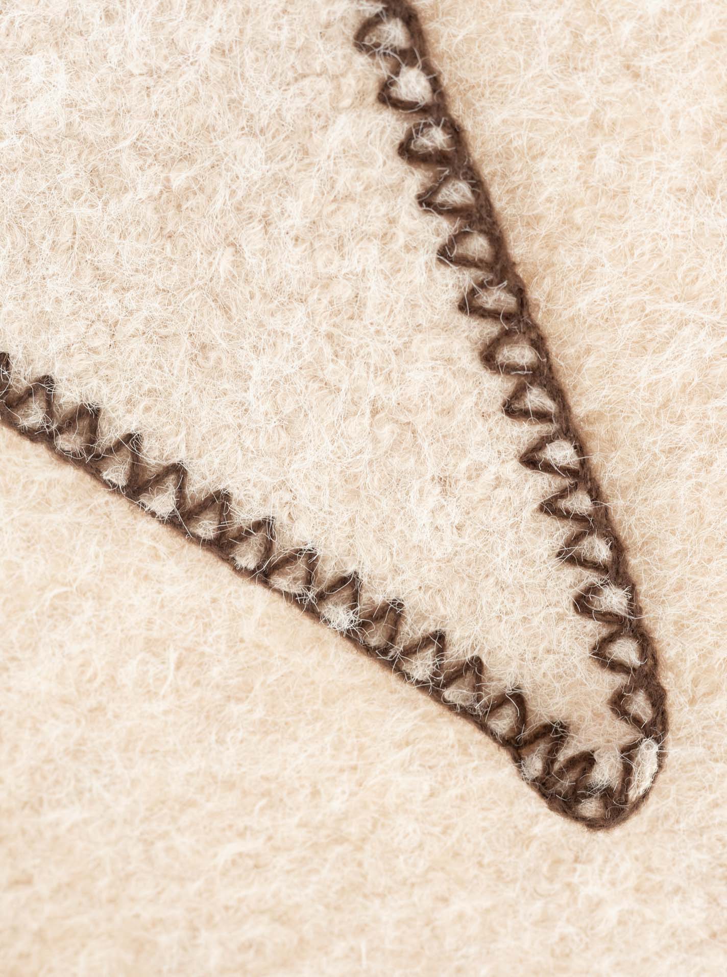 Zwillingsherz Dreieckstuch Wollmix Stitch Hellbeige Detail 2