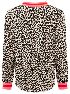 Rückansicht des Zwillingsherz Blusenshirts mit V-Ausschnitt – Leo-Print Beige-Pink, lockere Passform, angenehm leichter Stoff