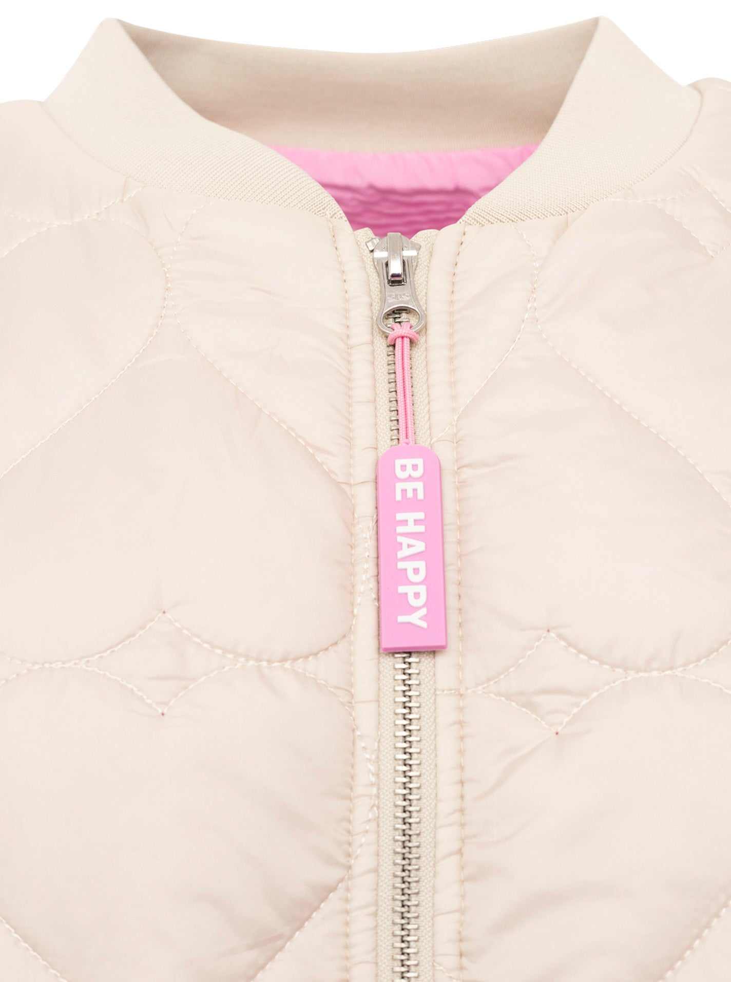 Zwillingsherz Stepp-Bomberjacke Be Happy in Hellbeige, Detailansicht von Kragen und Be-Happy-Zipper mit pinken Kontrastdetails