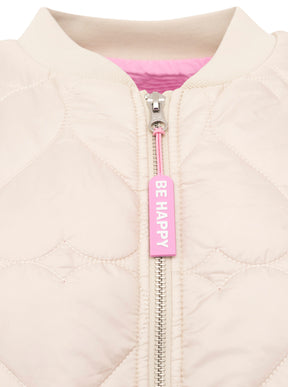 Zwillingsherz Stepp-Bomberjacke Be Happy in Hellbeige, Detailansicht von Kragen und Be-Happy-Zipper mit pinken Kontrastdetails